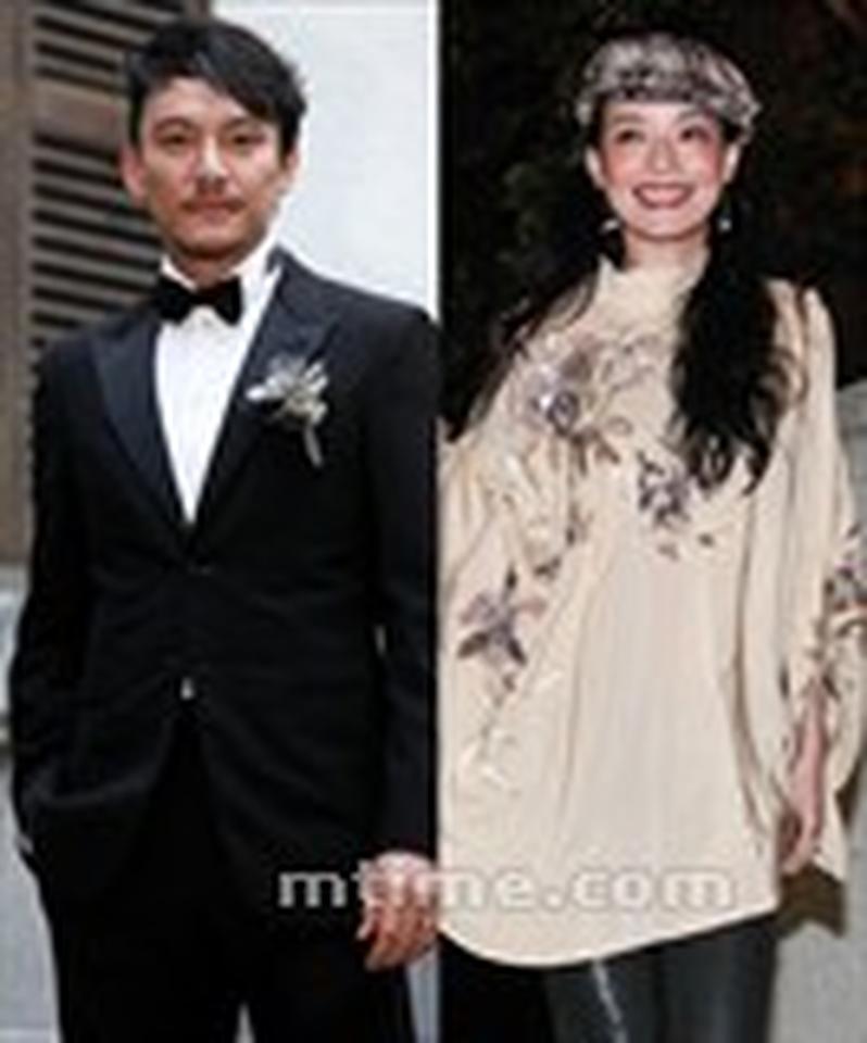 台湾演员张震于2013年11月18日晚与前助理庄雯如举行盛大婚礼。婚礼嘉宾名单包括王家卫、李安、侯孝贤等名导,也包括梁朝伟刘嘉玲夫妇、陈柏霖、舒淇、曾宝仪等一众圈中好友。可谓星光璀璨,阵容豪华。当晚好友兼前绯闻女友舒淇盛装出席,并在进场前开心表示,祝张震幸福快乐、早生贵子是必须的。 谁知派对开始后,当新娘子要送出捧花时,舒淇竟被点名上台。好友的这份祝福令舒淇当场感动到泪流满面。性格爽朗的舒淇在圈中人缘颇佳,情路却似乎一直比较坎坷。自出道以来她先后与黎明、王力宏、张震、冯德伦等男星传出过绯闻,但至今未能找到“真命天子”。