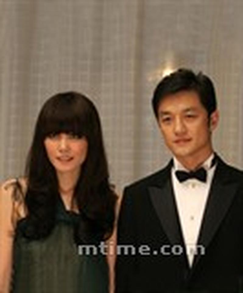 2013年9月13日晚7点半左右,天后王菲在新浪发表了内容为“这一世夫妻缘尽至此,我还好,你也保重”的微博,引发热议。随后,李亚鹏也发表声明证实两人离婚,这一消息惊呆了无数网友,甚至有大量粉丝表示“再也不相信爱情了”。随之而来的猜测铺天盖地,“男方出轨说”、“婆媳不和说”,甚至“女方出家说”纷纷出炉,令人莫衷一是。 事情随后的发展更扑朔迷离。9月18日下午,王菲再发微博评论近期关于离婚的各种传言,称离婚并不是因为第三者,更不会出家。而李亚鹏则转发回应:“孩儿她娘,内什么,永远爱你!”令网友大呼看不懂。乌鲁木齐民政局发布的“从未给两人办理过离婚手续”更为这一事件增添了神秘色彩。