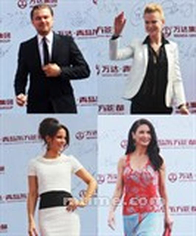 9月22日,好莱坞巨星莱昂纳多·迪卡普里奥、妮可·基德曼、约翰·特拉沃尔塔、凯瑟琳·泽塔-琼斯、克里斯托弗·瓦尔兹、凯特·贝金赛尔等纷纷空降青岛,参加青岛万达项目的启动仪式。这也是国内娱乐活动迄今为止拥有的最豪华阵仗。 这次启动仪式属于万达集团的青岛东方影都影视产业园区项目,总投资超过500亿人民币,其中文化旅游投资超过300亿。据悉,这些好莱坞大腕的出场费都在千万级别,其中最贵的是莱昂纳多和妮可·基德曼。作为2013最“土豪”的一次盛事,此事引发了国内外众多媒体关注和议论。只是,除了天价出场费之外,中国电影业何时才能对这些好莱坞明星产生自发的吸引力,还需要留待时间来解答。