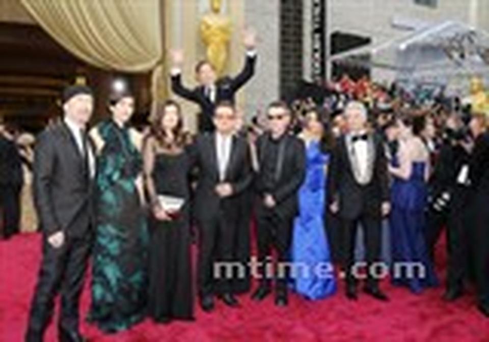 夏洛克大人要转型了？本尼迪克特·康伯巴奇在本届奥斯卡上格外搞笑，无厘头动作频出。您这是把节操都碎在红毯上了，不准备带回贝克街去了吗……