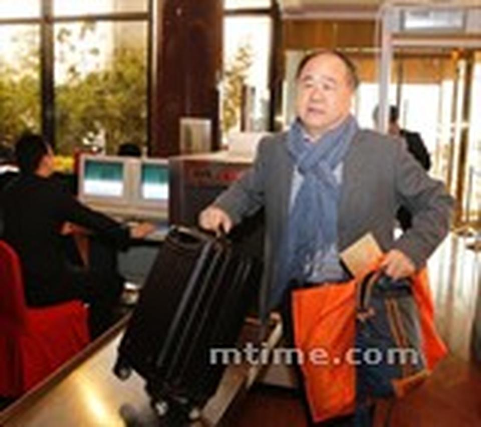“播一两部韩剧，不用大惊小怪。我觉得看艺术作品就和人吃东西似的，要经常换换口味。大家愿意看。说明我们的电视剧缺少这种风格的东西，我觉得我们的制作者编剧很快从他们成功的范例里面吸取到有用的东西。”莫言被采访到如何看《星你》电视剧在中国的火爆现象时，如是说。今年这位诺贝尔奖获得者的提案是关于提高独生子女和失独家庭待遇的。这一提案与他的作品《蛙》有很大的关系。莫言参加两会时，手里拎着行李箱，记者问他这里是什么，惜字如金的莫言回答：“书。”