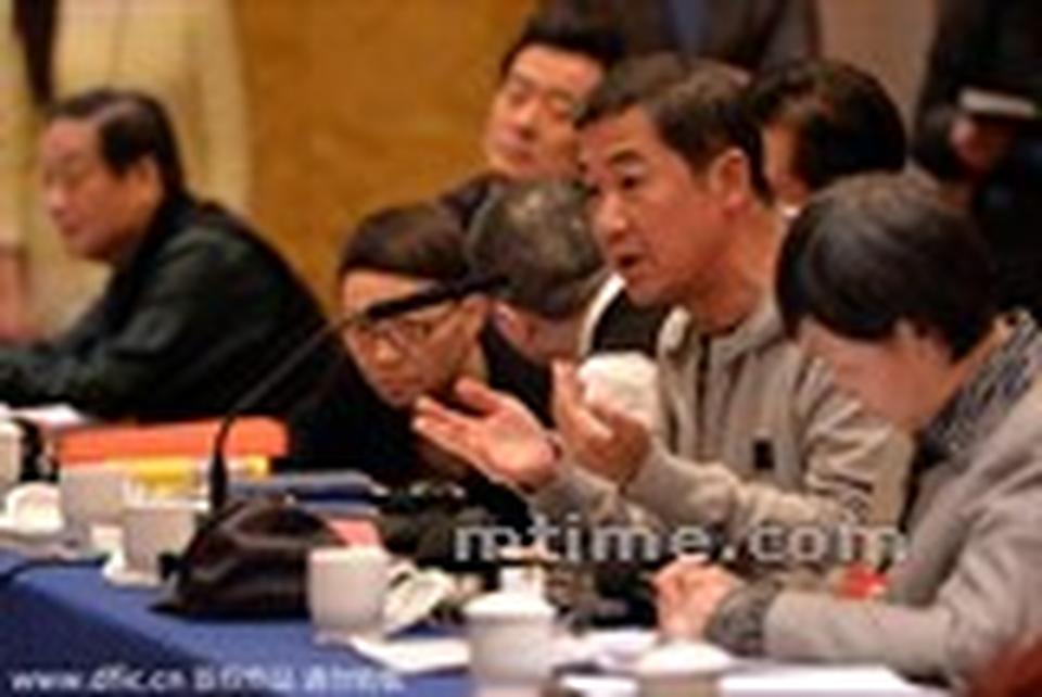 “观众通过网络可以看到很多外国的电影电视剧，这些都审查了吗？““我现在也在追《纸牌屋》《国土安全》”全国政协委员张国立说，常有人说国内剧不好看，他反问道，我们能拍出《纸牌屋》这样的剧，但能通过层层审查么？“不反对当今的影视剧审查制度，不反对引进外国影视剧。”在这一前提观点下，他呼吁对国内剧和引进剧采用统一审查标准，这有利于国内剧高水平创作。张国立3月4日在会议上的这番话语，在微博等网络社交媒体上引起了广泛的热议，也开启了文艺小组讨论会上关于电视电影审查制度的“大尺度”讨论。