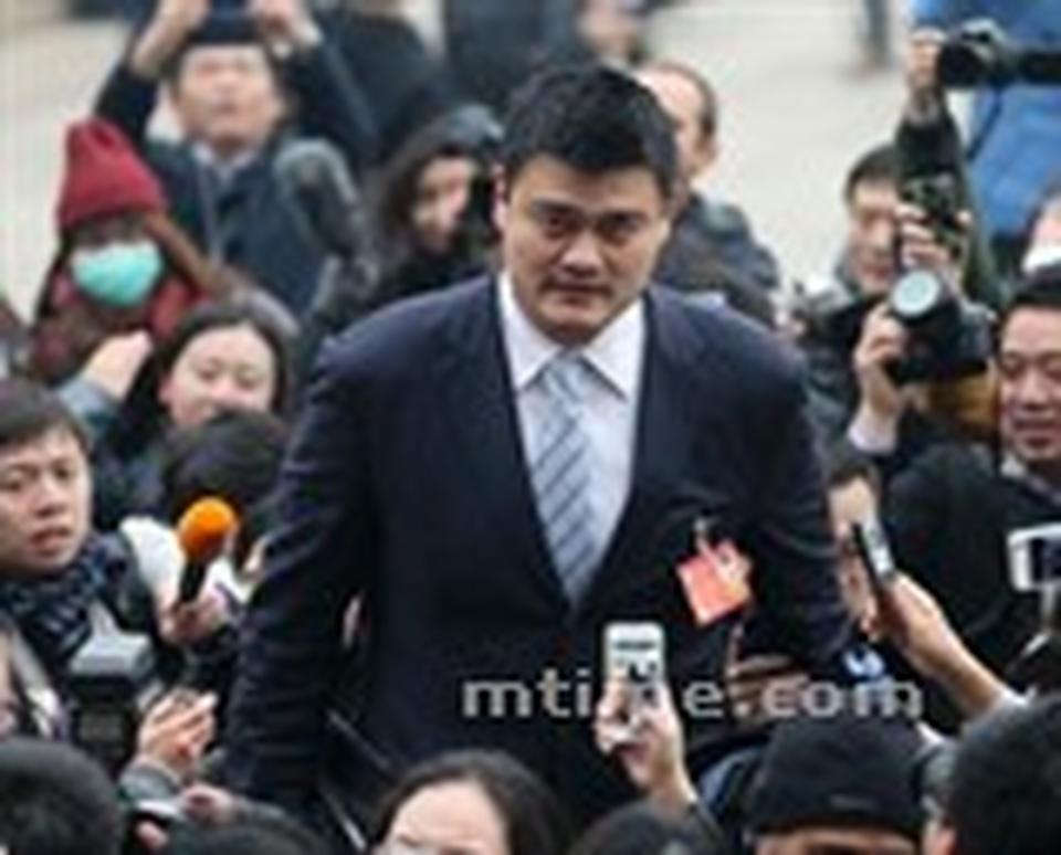 “我认为,举国体制和职业体育就好像在菜场买菜,各种蔬菜,比如有青菜、萝卜,种类不一样,怎么种也不一样。”全国政协委员、前中国篮球运动员姚明就“‘个体户运动员’李娜的成功是否引起对举国体制的反思。有趣的是，这位身高2米26的前篮球队员在一众采访的记者中“鹤立鸡群”。围堵中，姚明迈着大步子向前，媒体紧追其后，眼看着这位巨人就要“溜了”，一位女粉丝记者大声追问“你会生二胎吗？”引发全场哄堂大笑。
