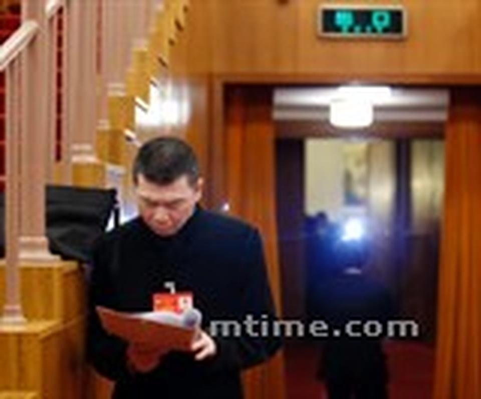 “应该给导演以更大的艺术创作的空间，不要让导演每天战战兢兢，如履薄冰。”  冯小刚在3月5号召开的政协文艺小组讨论会时表达了对电影审查制度的看法。冯导也在会上批评国内电视收视率造假的现象：“统计收视率的，一个是国内的索福瑞，另一个是国外的尼尔森。国内的很多剧的收视率数据都是造假的。后来国外的尼尔森渐渐不带索福瑞玩了，担心每次统计的数据不一样，自己的招牌被砸了。”据相关收视数据显示，冯小刚执导的马年春晚收视率创十年最低。