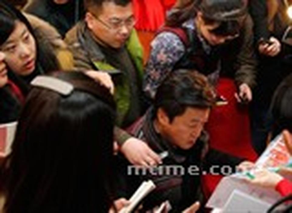 “我们落后的不是制作，而是意识。当然我们也希望有一些政策的扶持，这次想做的提案就是文化产业的提案。”面对《来自星星的你》在中国的爆红现象，电视剧导演赵宝刚表达了以上观点。虽然没看过《星你》，赵宝刚已经把光碟拿到手准备补补课了。不过赵导认为这种题材在国内拍就逊了，“几年前曾有人想找我拍类似题材，也是从外星来的故事。我要是拍这种外星人来了的电视剧，你们肯定会骂我，韩国人拍你们就不骂。”