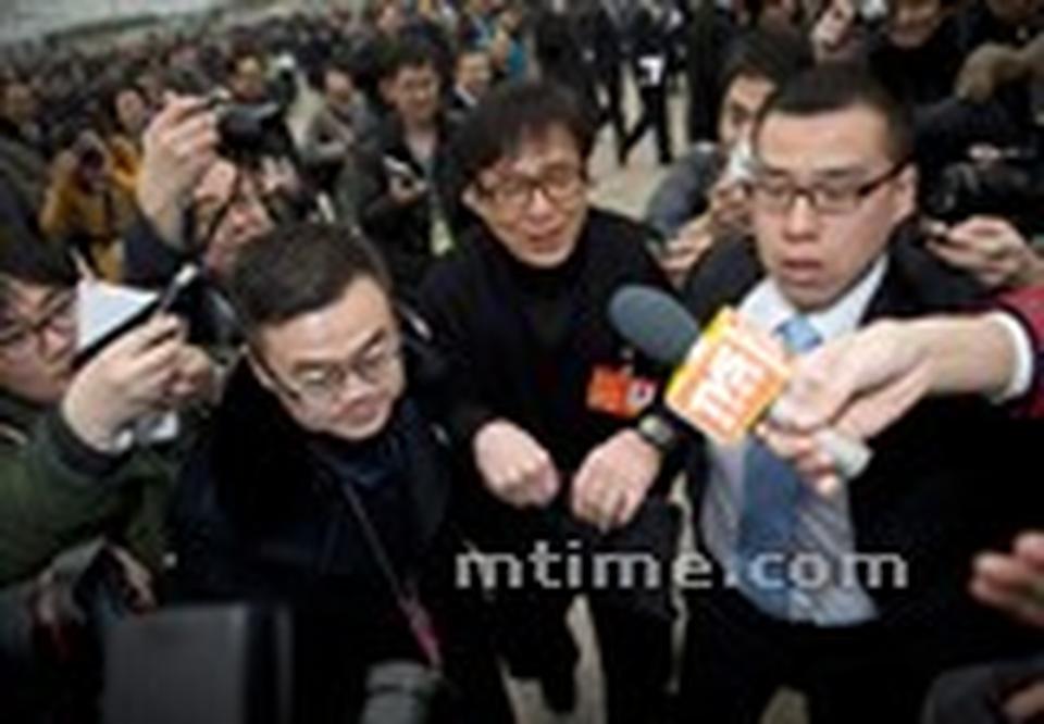 “我的几位导演朋友拍电影，最后都因为票房低，被迫破产。”成龙在3月5日的文艺界别委员小组讨论会上就放宽内地电影审查制度这个话题发言时，说道：“我豁出去了，我也补充说两点，因为好像我讲错话是应该的”。他以自己打拼的亲身经历，来说明如果把一部电影审查太多，削除了棱角，那么它的票房价值就大落身价。去年中国电影票房的收入是217亿元，其中国产片的收益达到171亿元，超过了西片。他认为，不出五年到六年，中国会成为世界上最大的票房市场。但是，如果中国电影不注重市场化的话，就会难以赶超好莱坞。