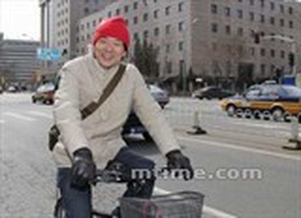 “我们一定得认识到观众说了算。现在韩国文化产业在我国受欢迎，我们不要压制、批评这种娱乐文化。”面对如今火爆的韩剧，濮存昕认为，中国文化市场有“韩流”等很多舶来品，市场在一定程度上放开是好事。除此以外，濮存昕对环境问题非常关注。在两会开幕式当天，京城再度被雾霾笼盖，濮存昕骑着自行车前来参会，将环保观念落实到行动。
