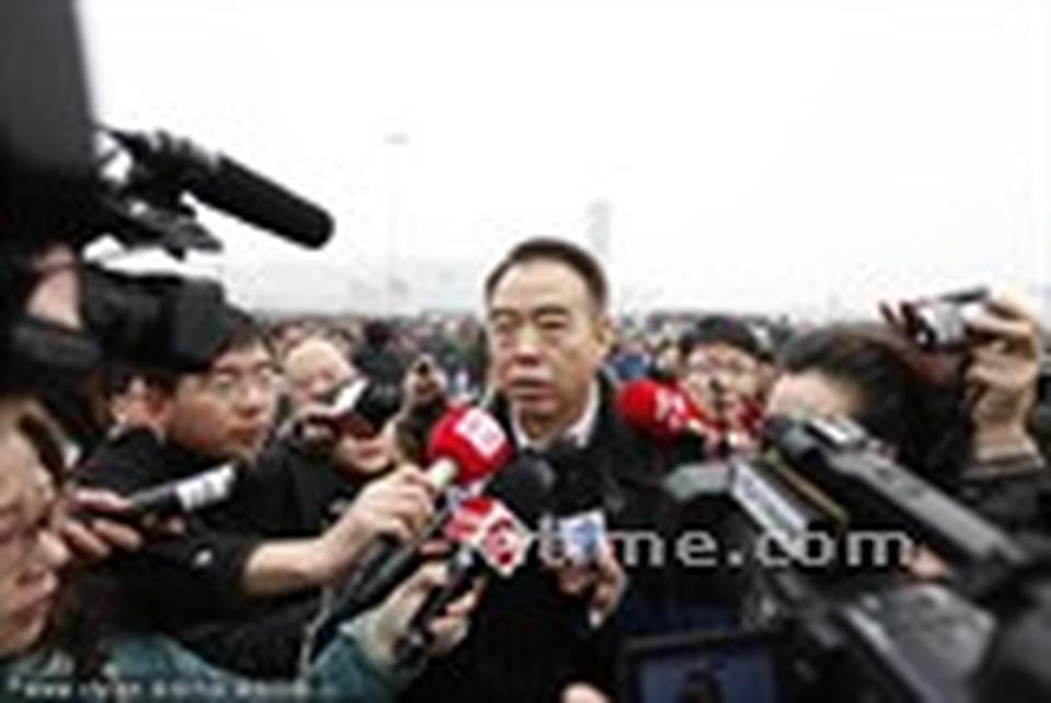 “要培养有理性、自尊和文明的公民，都应该从文化进步中来，而文化大发展大繁荣不应该指官员的政绩，而是指公民素质的提高和变化。”陈凯歌认为文化产业应该继续放开脚步，解放思想，包括在电影题材的选择上，他希望今后能更放开一些，这样，中国的文化产业才具有更大的国际和国内竞争力。
