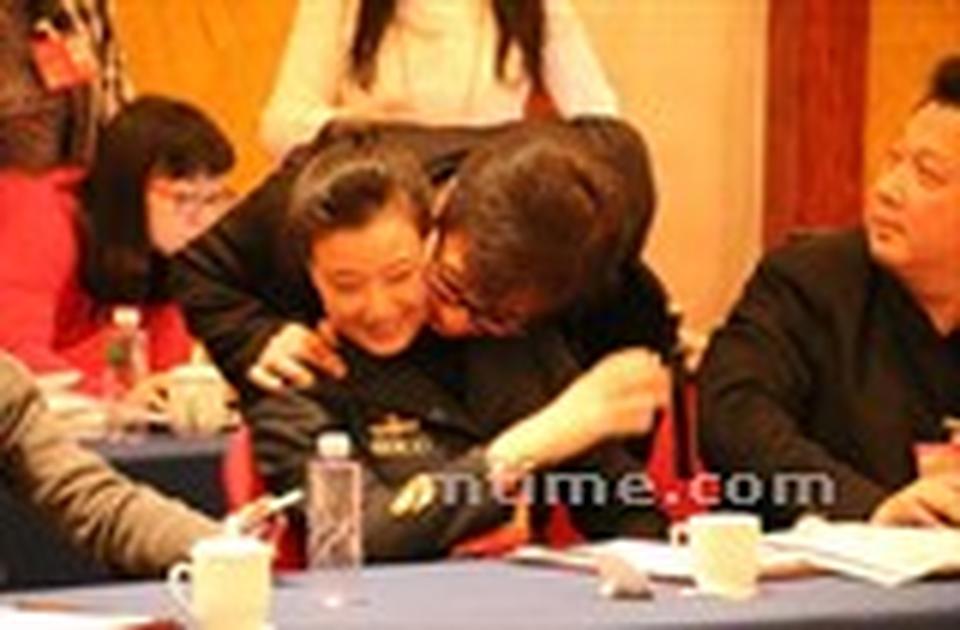 政协文艺组讨论会结束后，成龙主动走上去，与几位电影节和文学界的委员们热情握手致意，然后转身跑到对面桌上的宋祖英，与宋祖英贴脸打招呼。