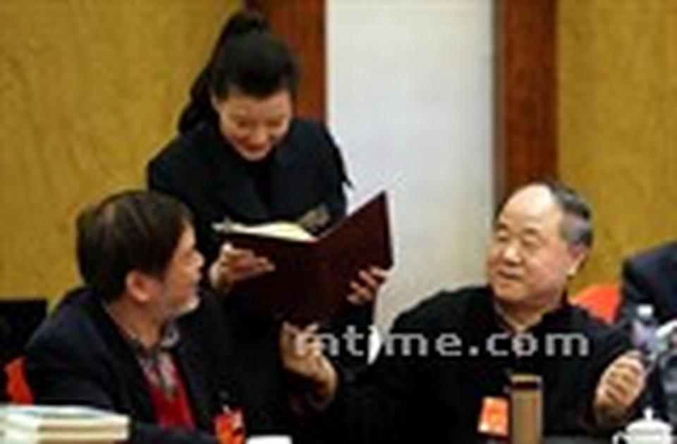 两会期间，宋祖英变身小粉丝，向诺贝尔文学奖得主莫言索签名。