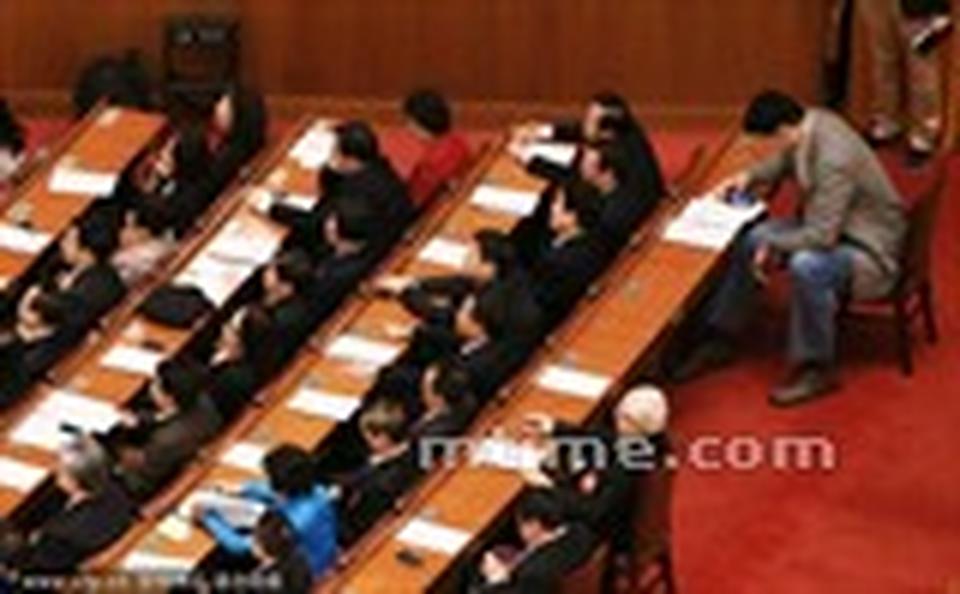 2014年3月12日，全国政协十二届二次会议闭幕，姚明现身会场，独坐角落玩手机。网友吐槽：“姚明这是要火的节奏。”