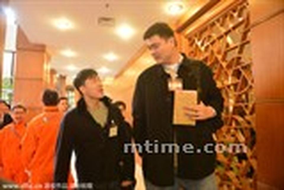 姚明、刘翔两位体育界明星聚在一起，不停热聊。身高1米9的刘翔在姚明身边上演了一出“最萌身高差”。