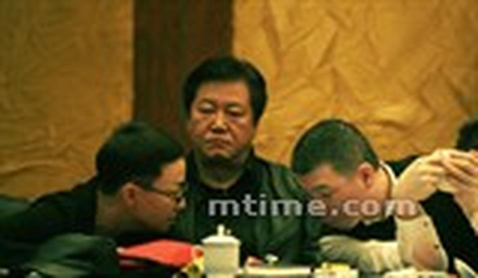 政协文艺讨论会上，冯小刚与宋丹丹交流讨论，赵宝刚神情严肃。