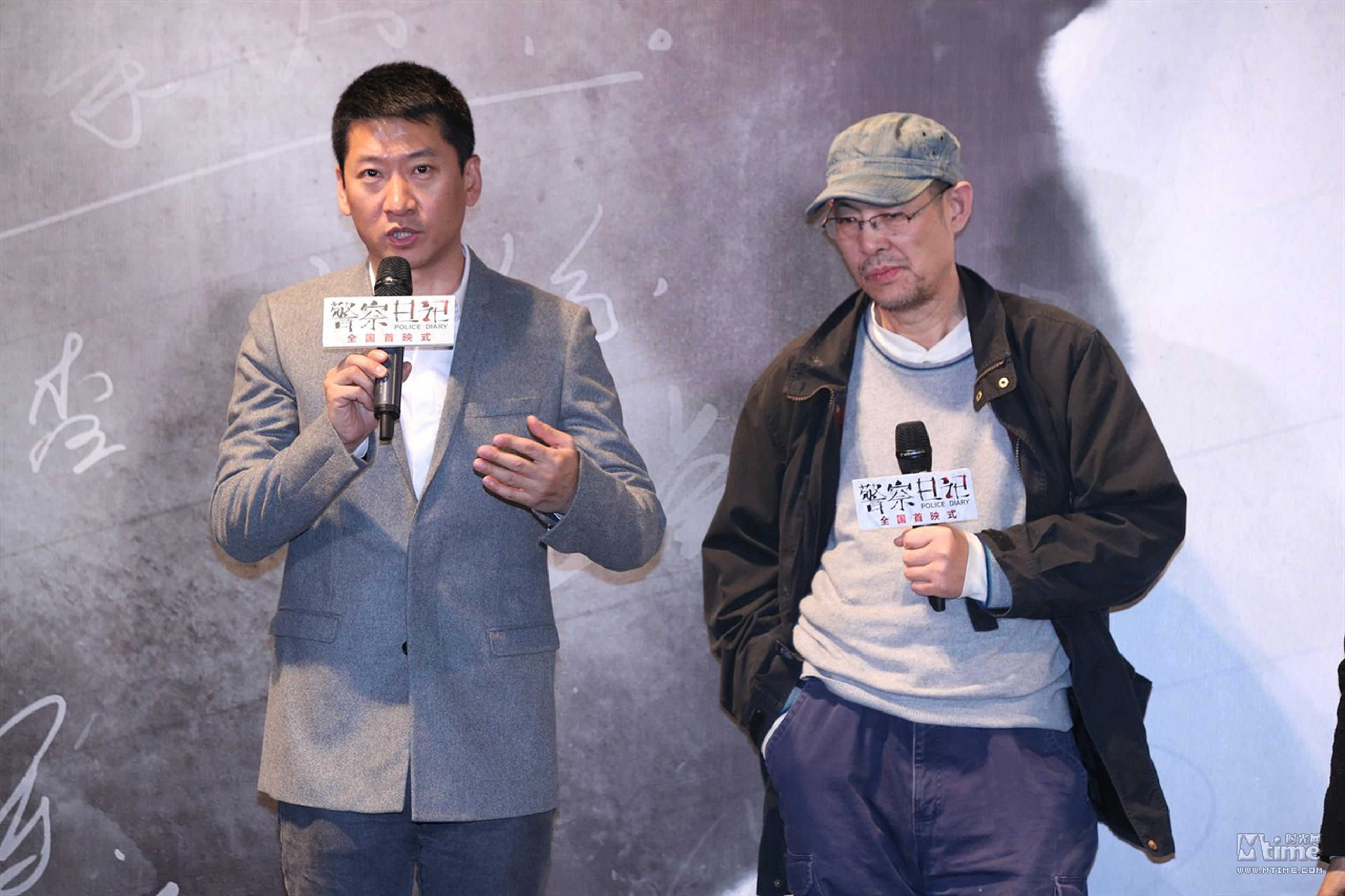 周杰（左一）捧场