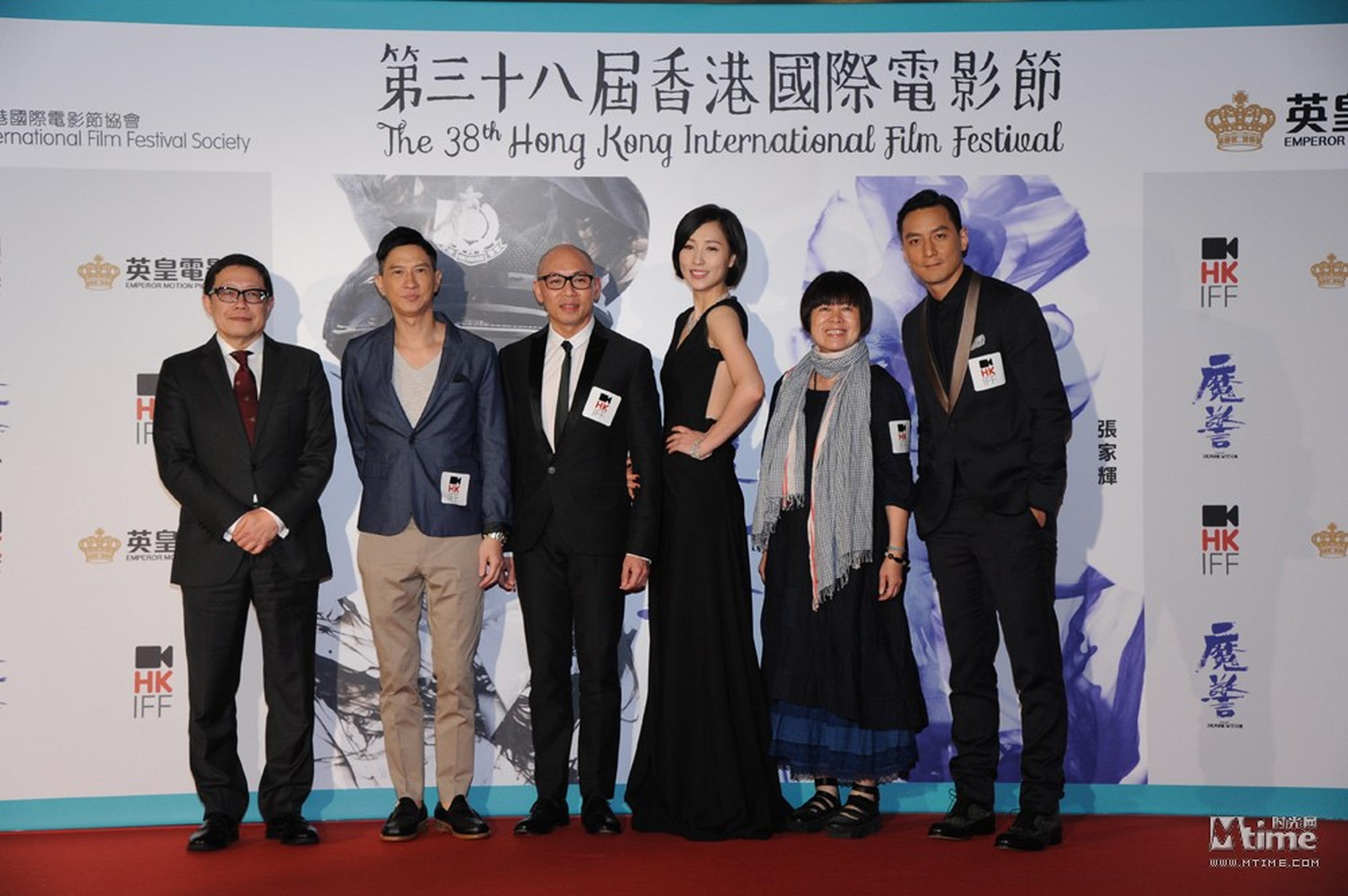 （左起）英皇电影行政总裁利雅博、第38届香港国际电影节闭幕电影《魔警》演员张家辉、导演林超贤、演员思漩、监製梁凤英及演员吴彦祖。