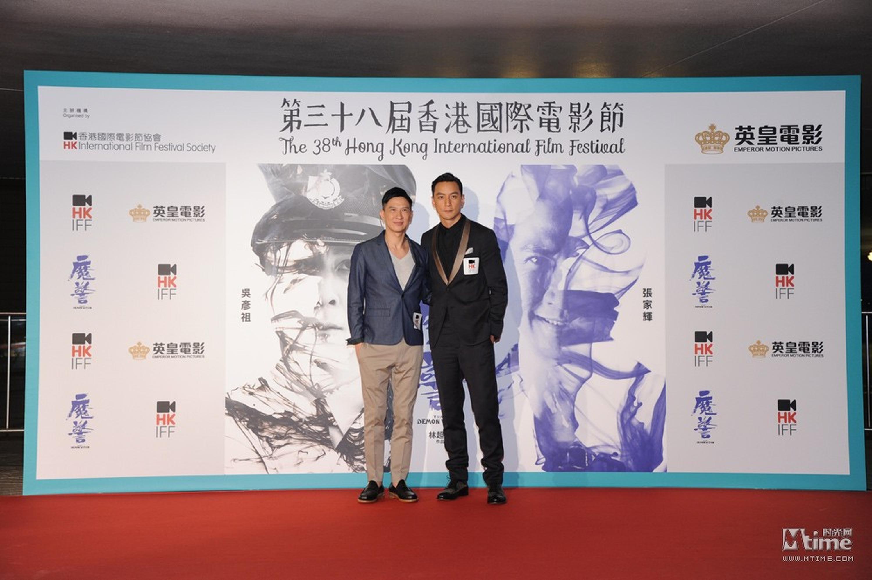 （左起）第38届香港国际电影节闭幕电影《魔警》演员张家辉及吴彦祖。