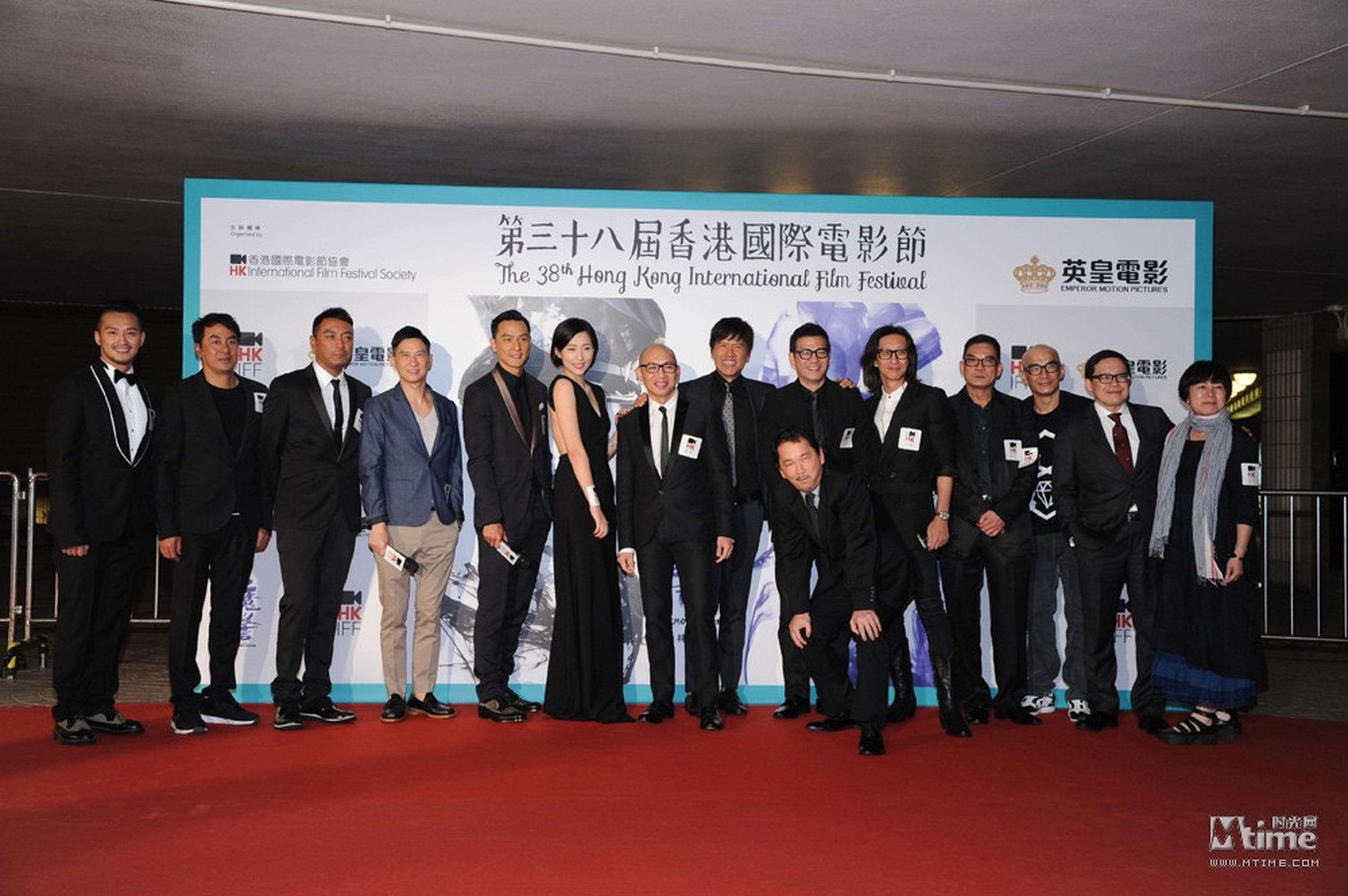（左起）第38届香港国际电影节闭幕电影《魔警》演员吴浩康、王合喜、姜皓文、张家辉、吴彦祖、思漩、导演林超贤、演员林嘉华、廖启智、欧锦棠、梁绰满、李国麟、英皇电影行政总裁利雅博及监製梁凤英。