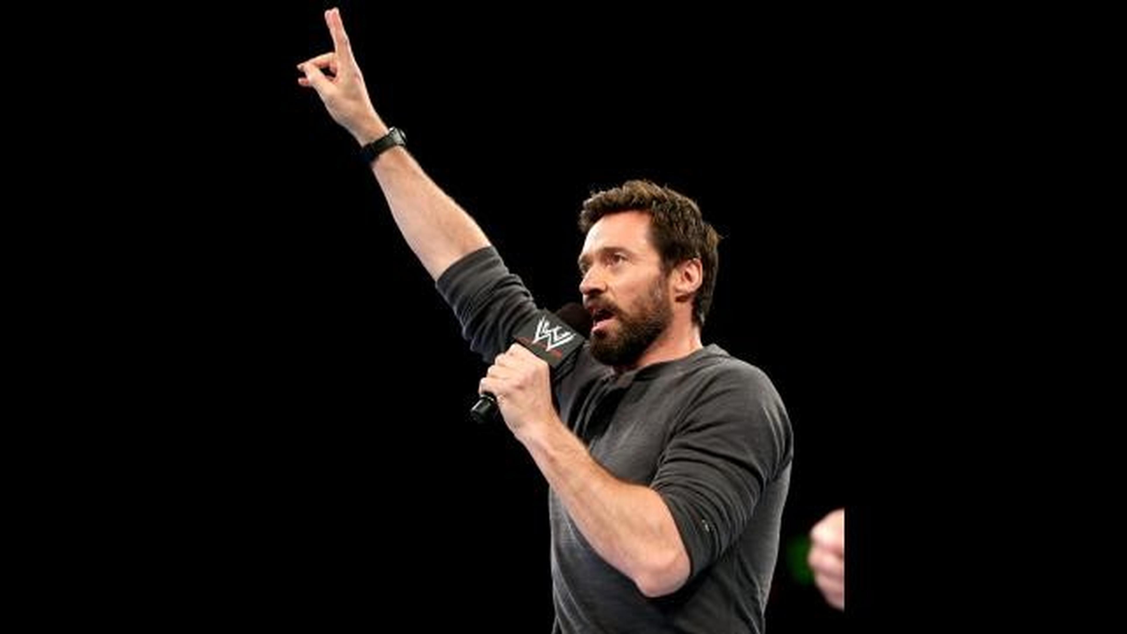 休·杰克曼第二次来到WWE，先向支持者打招呼