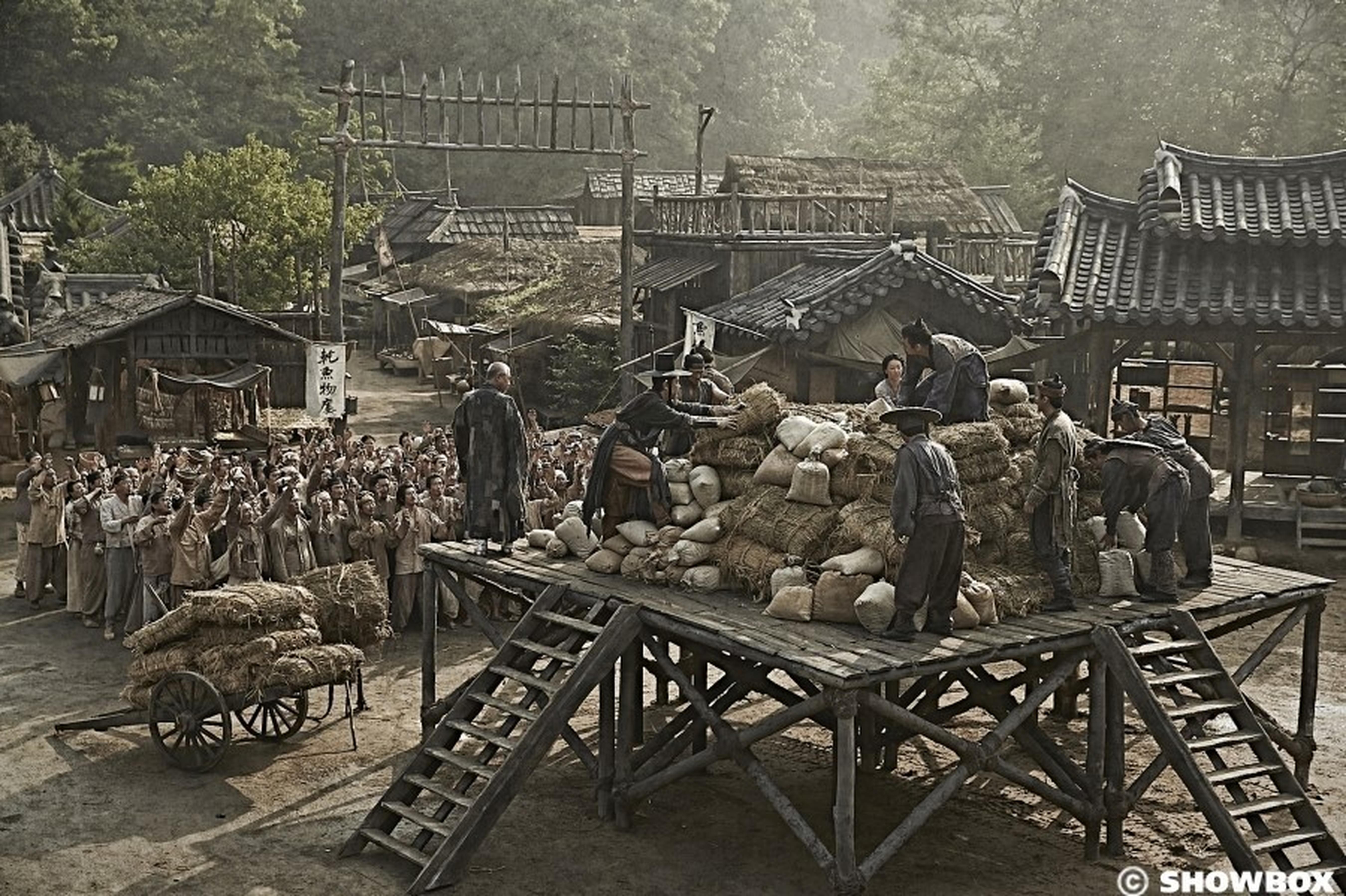 较早曝光的剧照：群盗分发从富人那里劫来的粮食