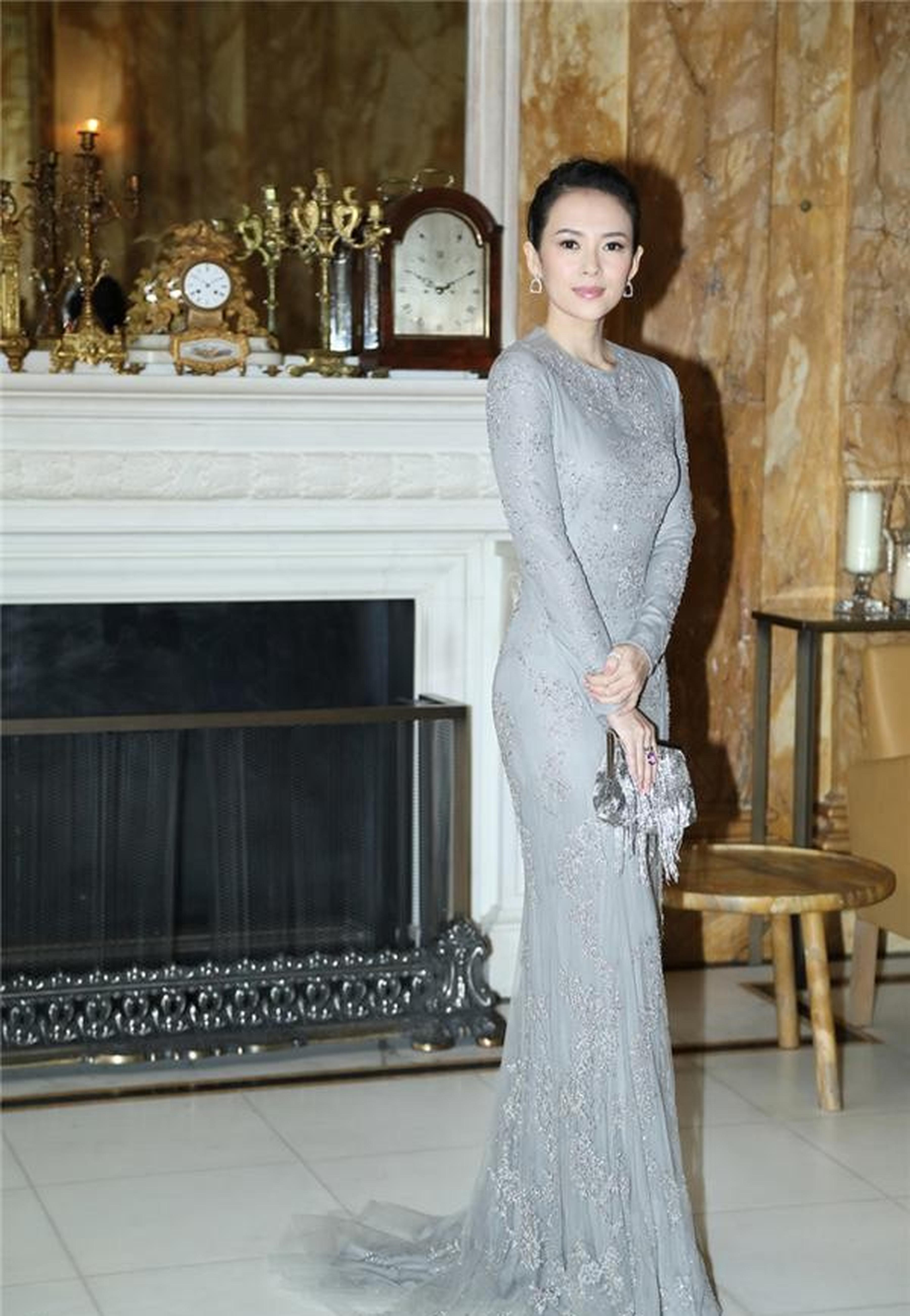 章子怡着Ralph Lauren银灰色蕾丝镶水钻华丽长裙亮相王室晚宴。