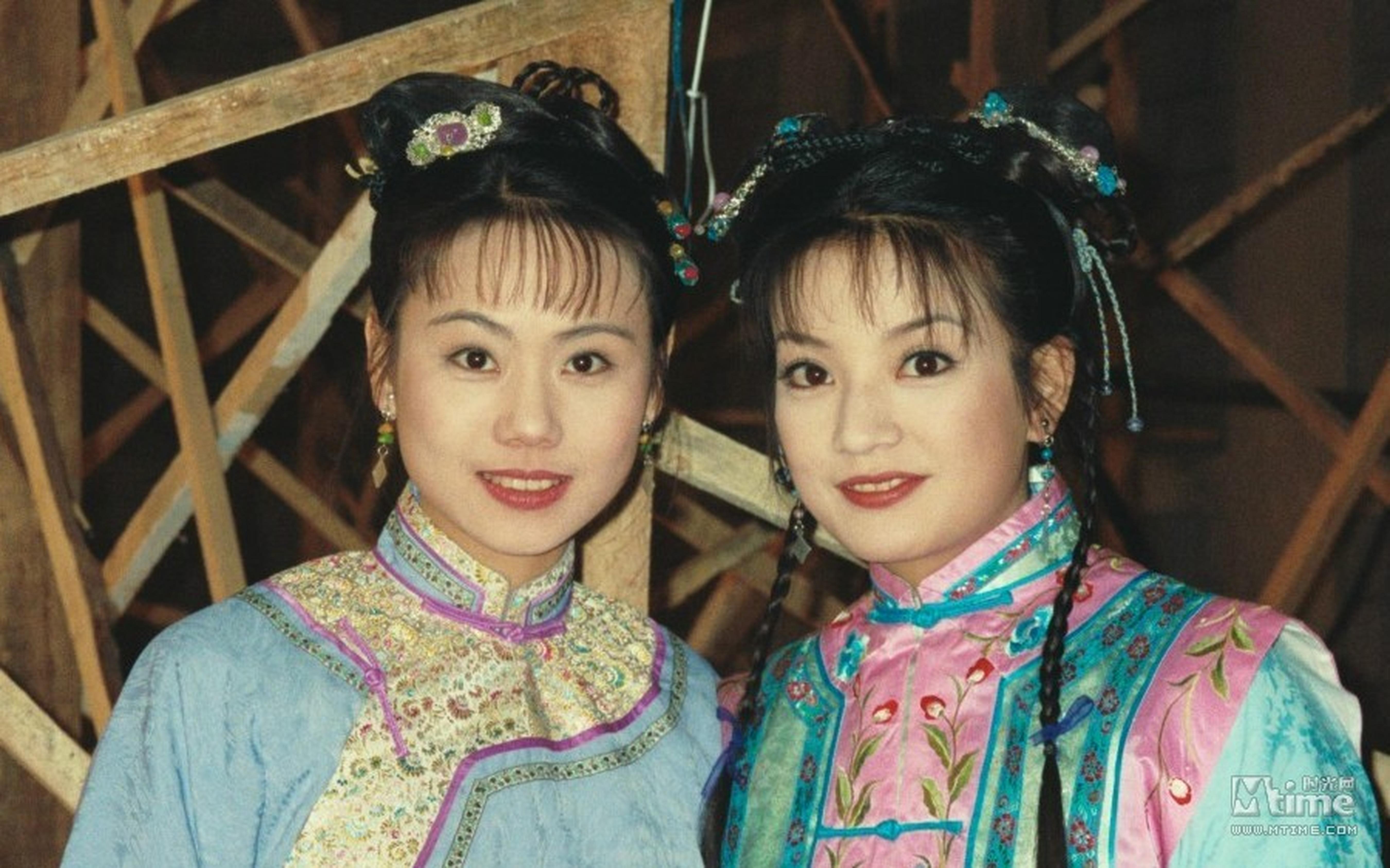 陈莹与赵薇合影。