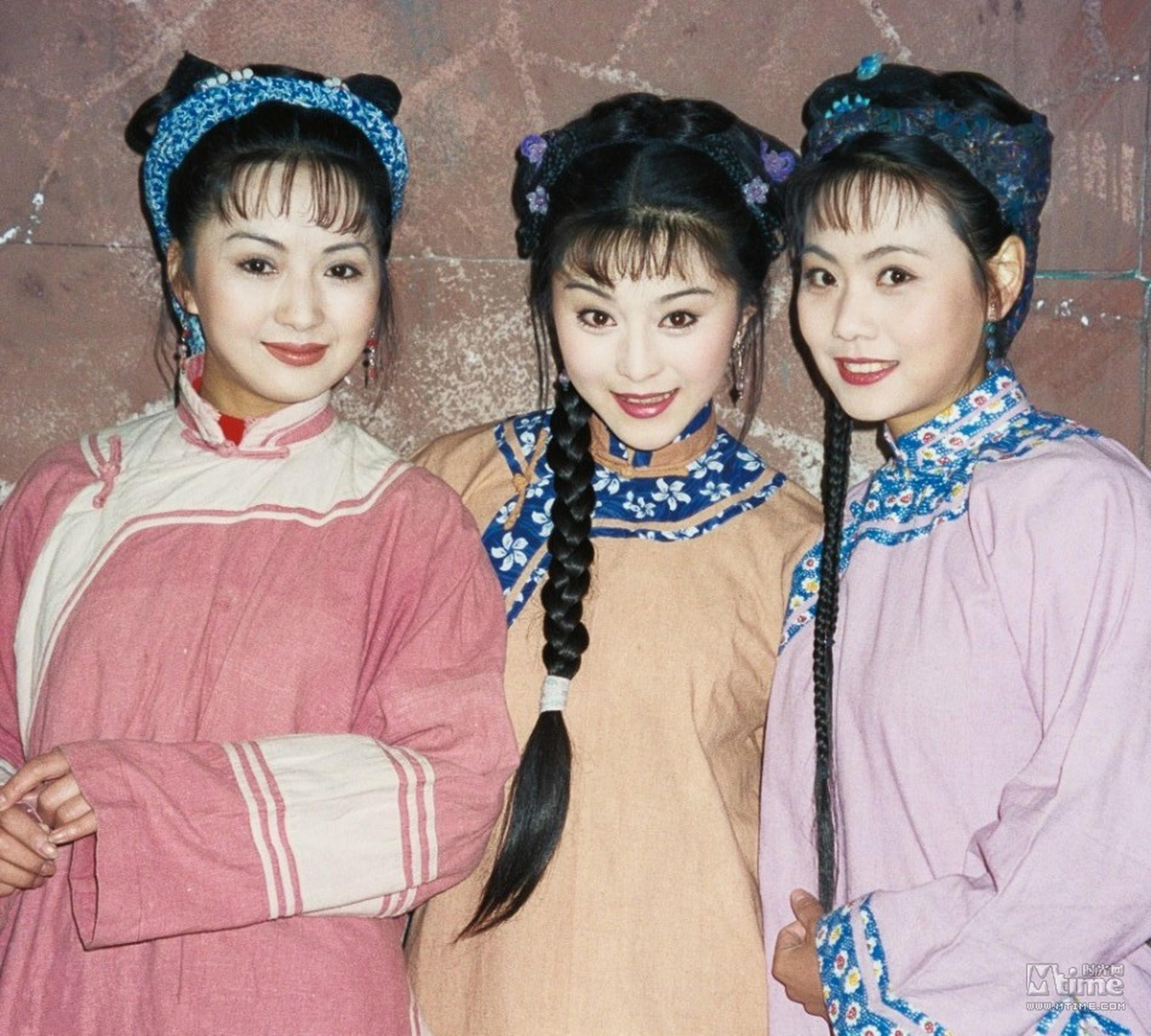 香妃扮演者刘丹，范冰冰与陈莹合影。