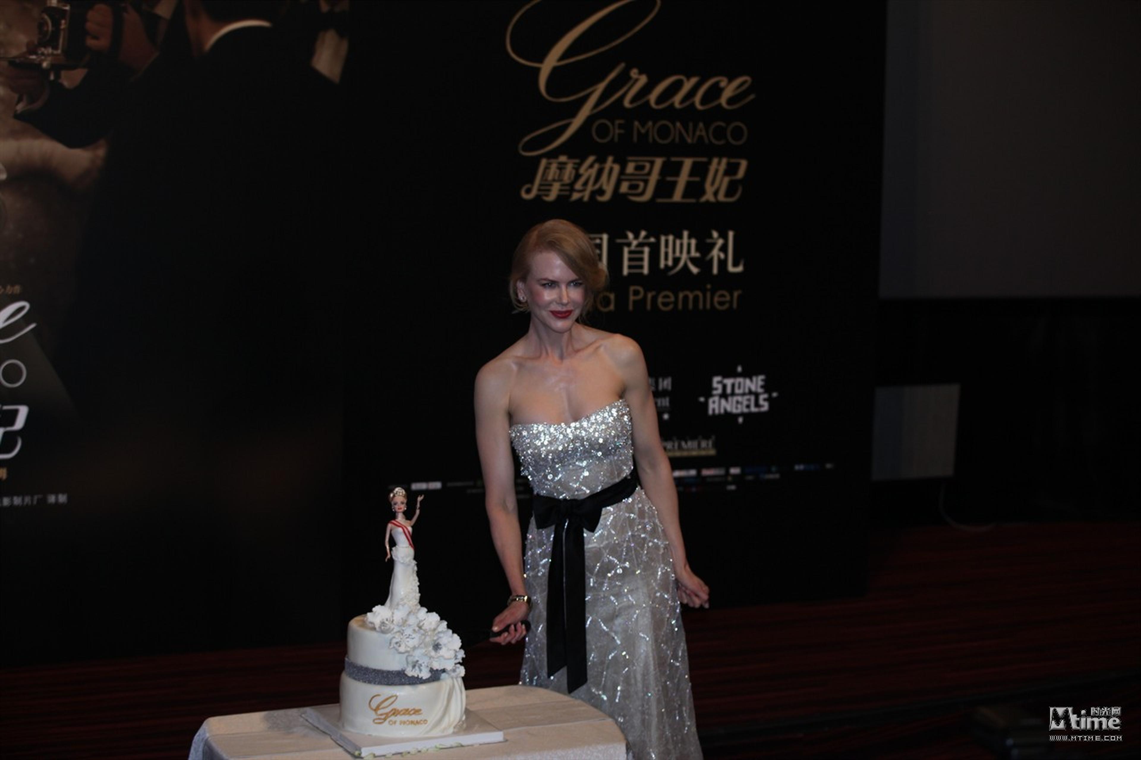 妮可与蛋糕上的“王妃”相映成趣
