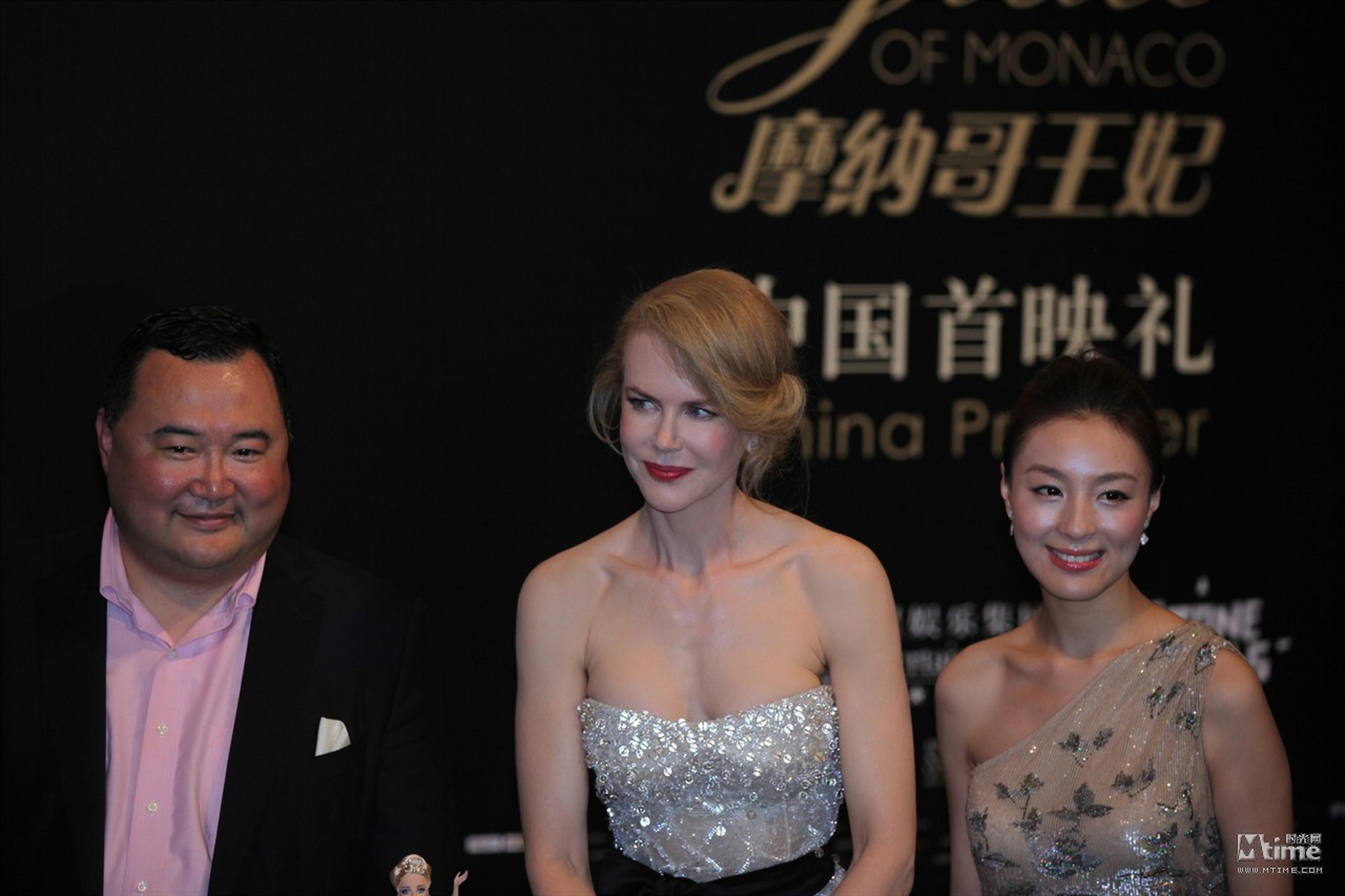 妮可与出品人吴征以及参与影片的华人演员