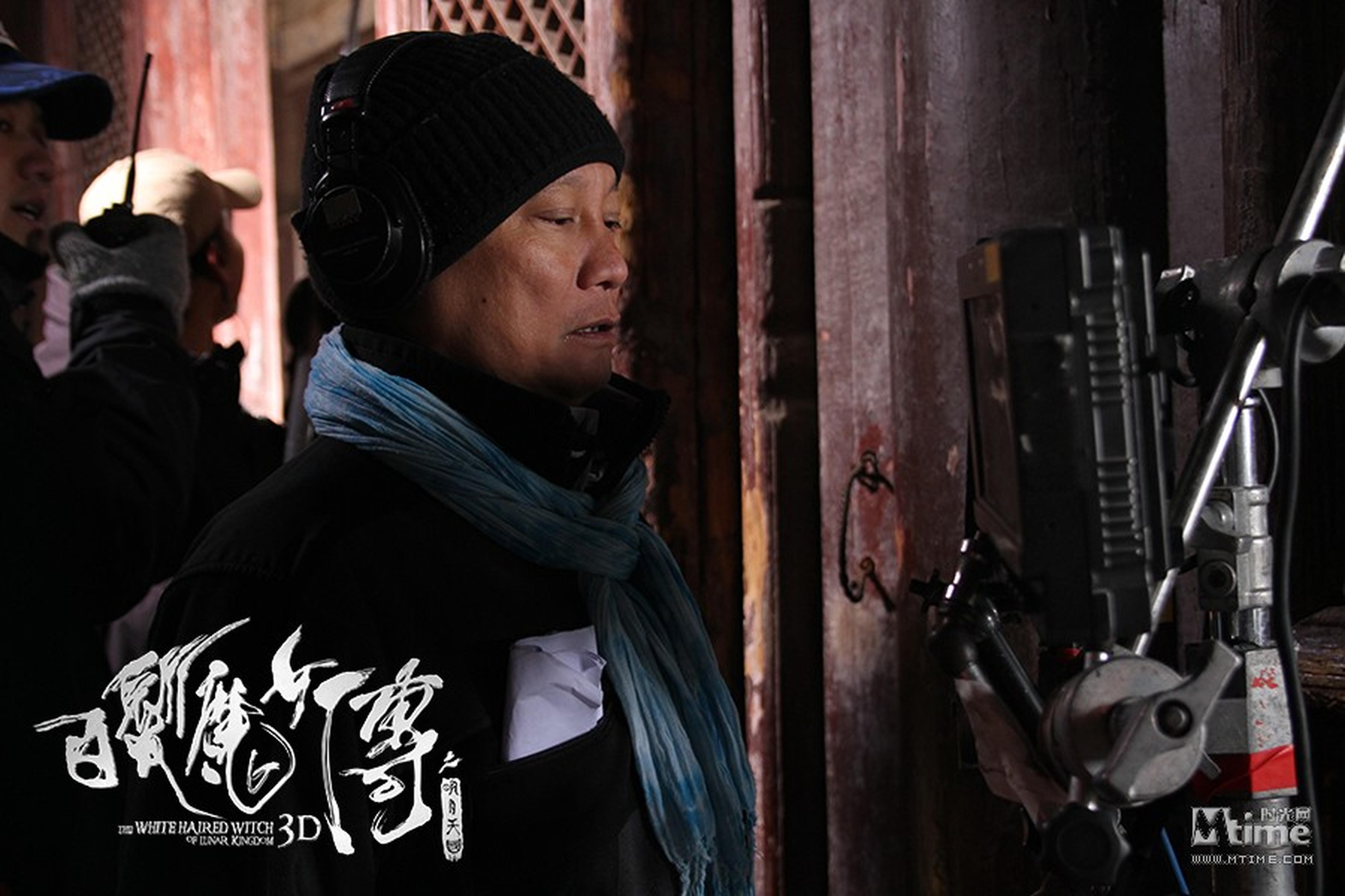 张之亮在看监视器