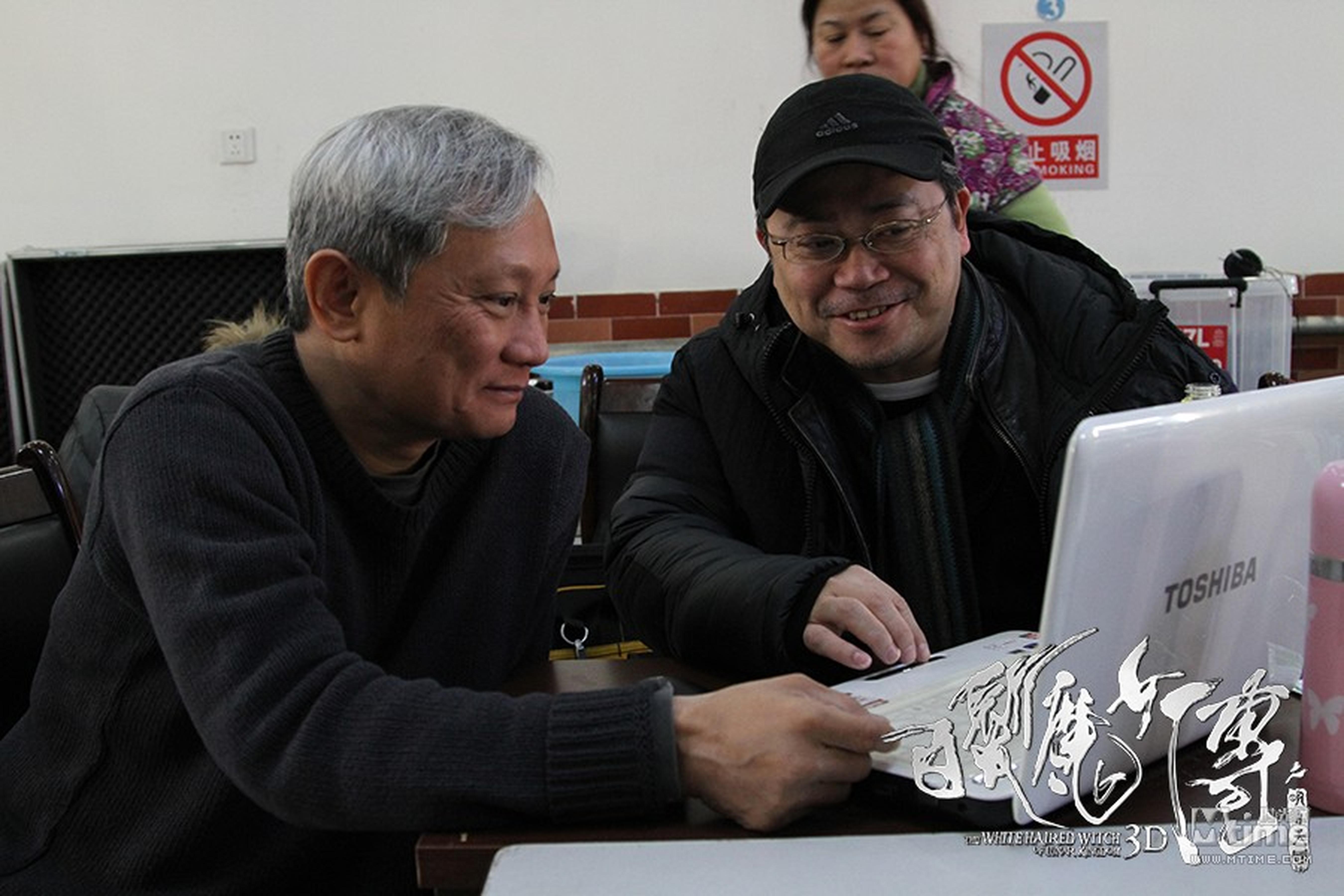 张之亮在看资料