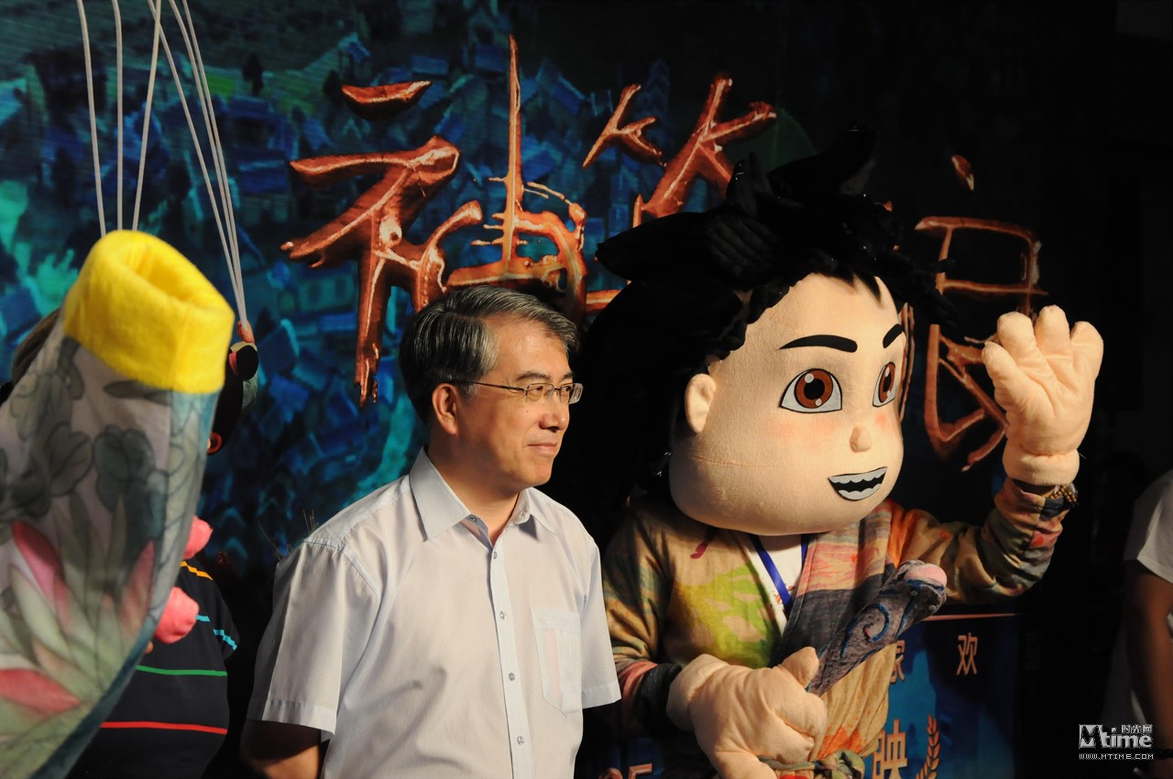 中影股份董事长喇培康与可爱玩偶一同走红毯
