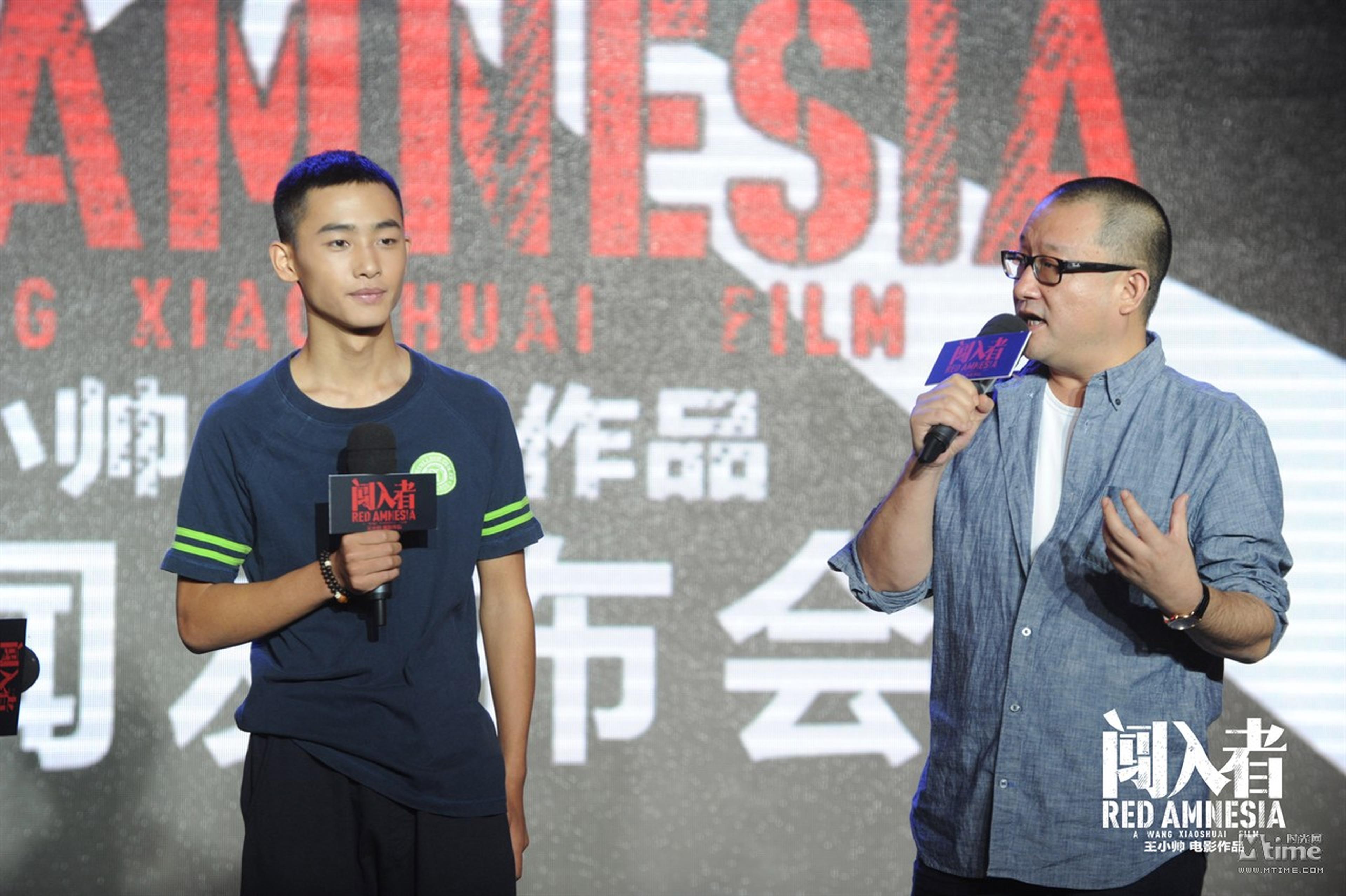 王小帅与他新挖掘的小演员石榴