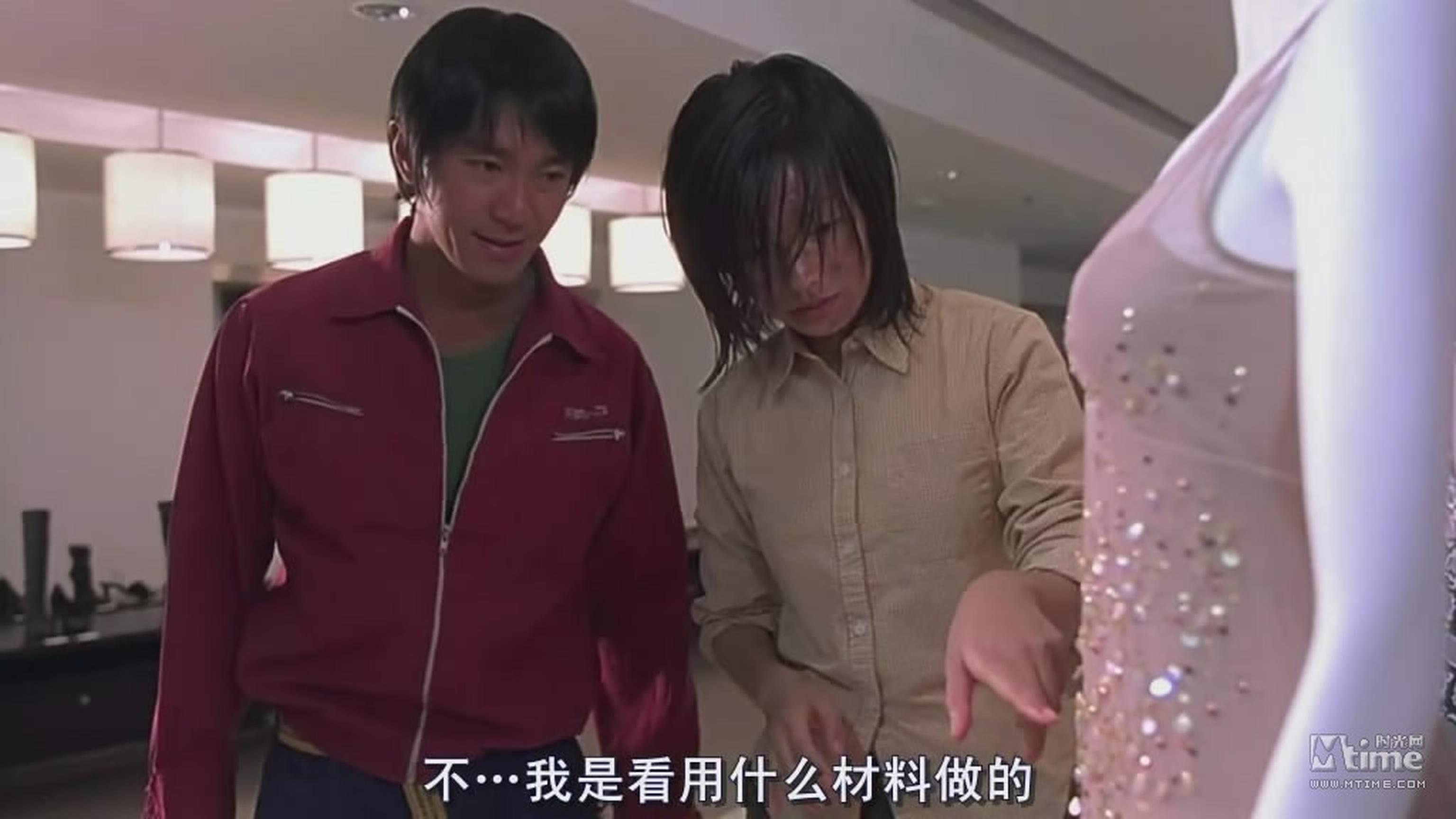 周星驰、赵薇《少林足球》——美女扮丑成功的例子有，莫文蔚就是；美女扮贱成功的也有，张柏芝在《喜剧之王》里就是。可是赵薇，真想问一句你到底在里面干吗？发型化妆没一样行，到最后也没漂亮。星爷你不能因为谁红就选谁啊，她这样的角色注定是要被人忘记的。