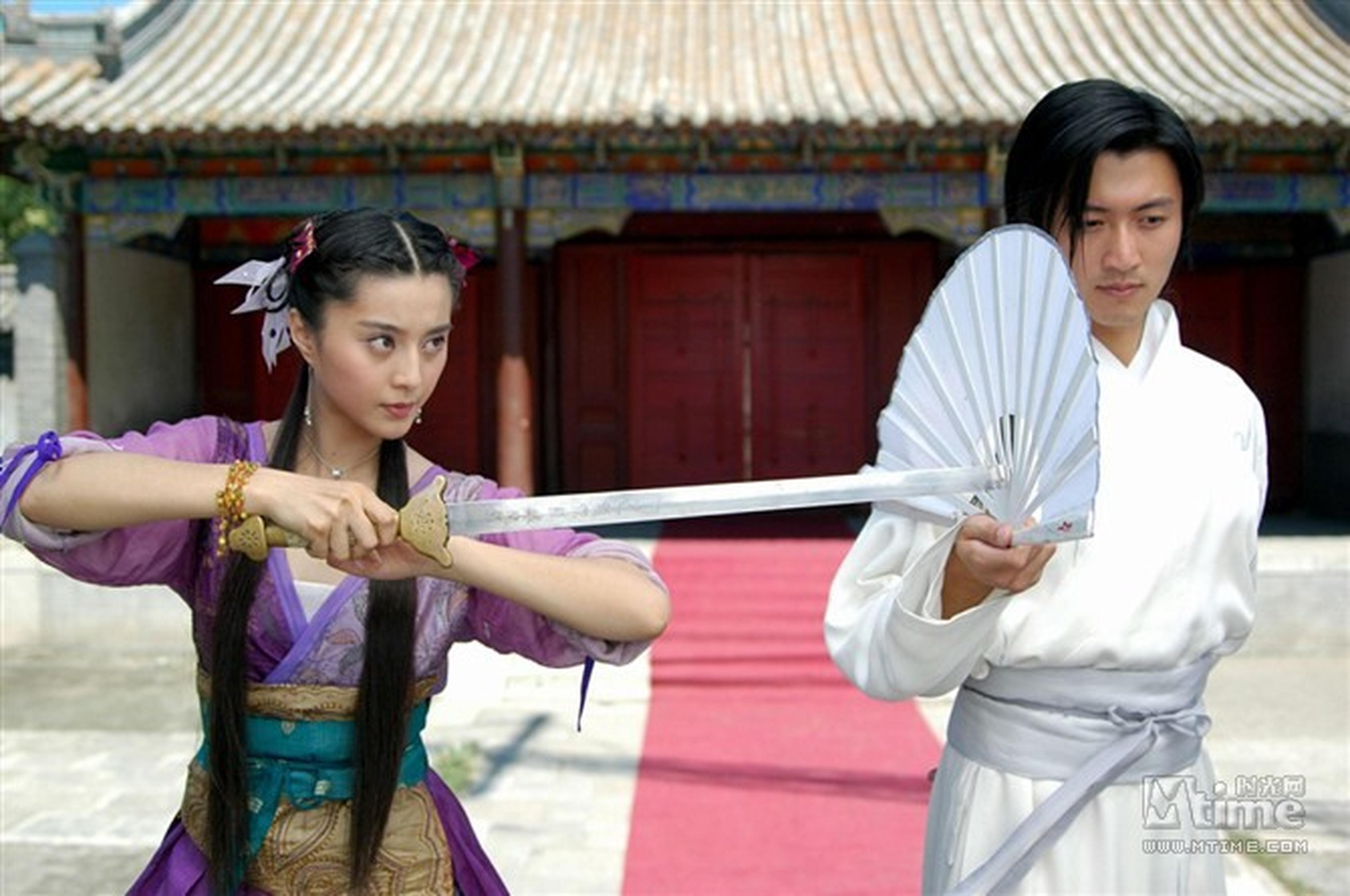 谢霆锋、范冰冰《小鱼儿与花无缺》——标准的男帅女靓，但总让人觉得奇怪，他们相爱吗？完全看不出来，味道太不对了，超级没火花的两个人。