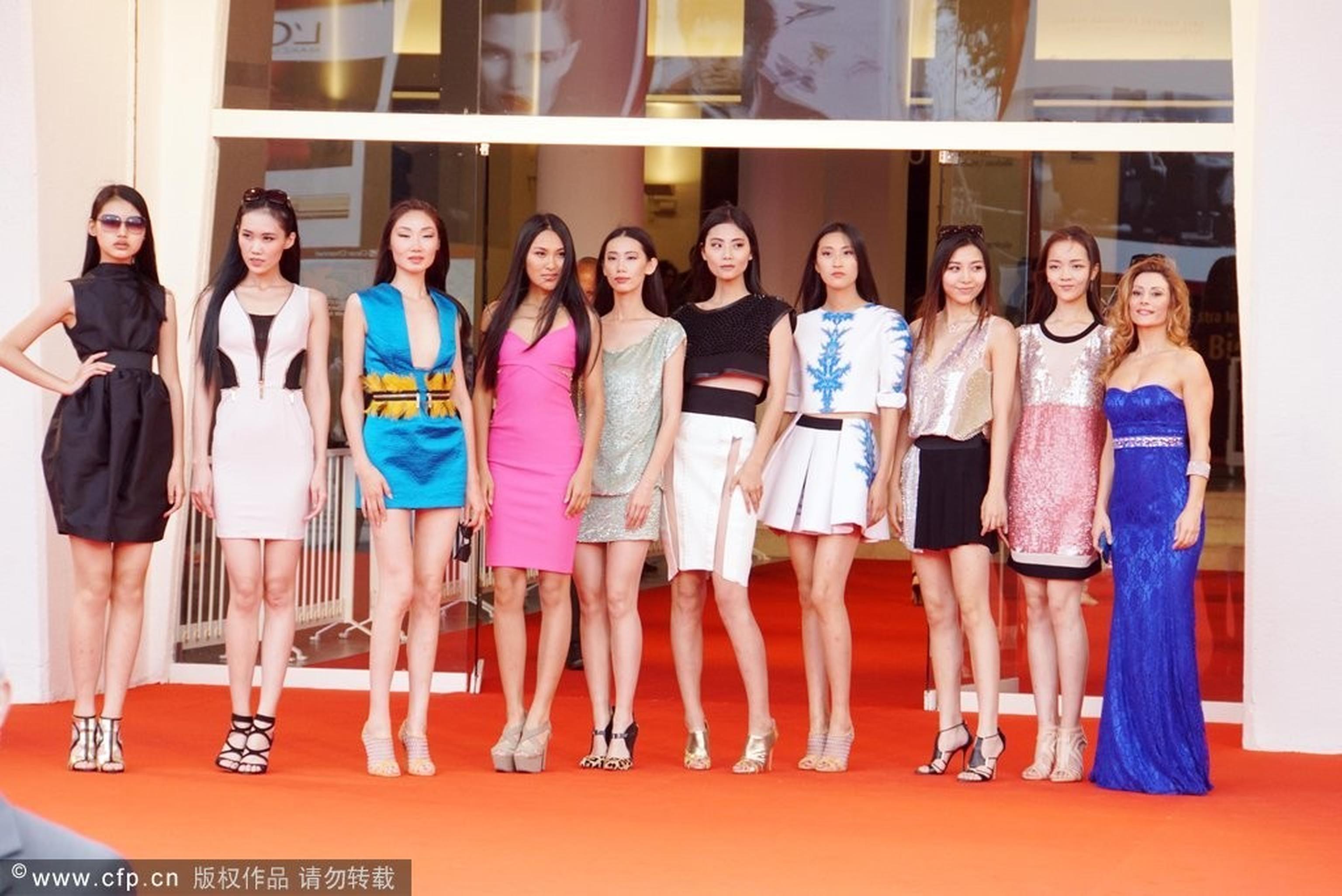 《意大利的一天》首映 中国模特蹭红毯被围观