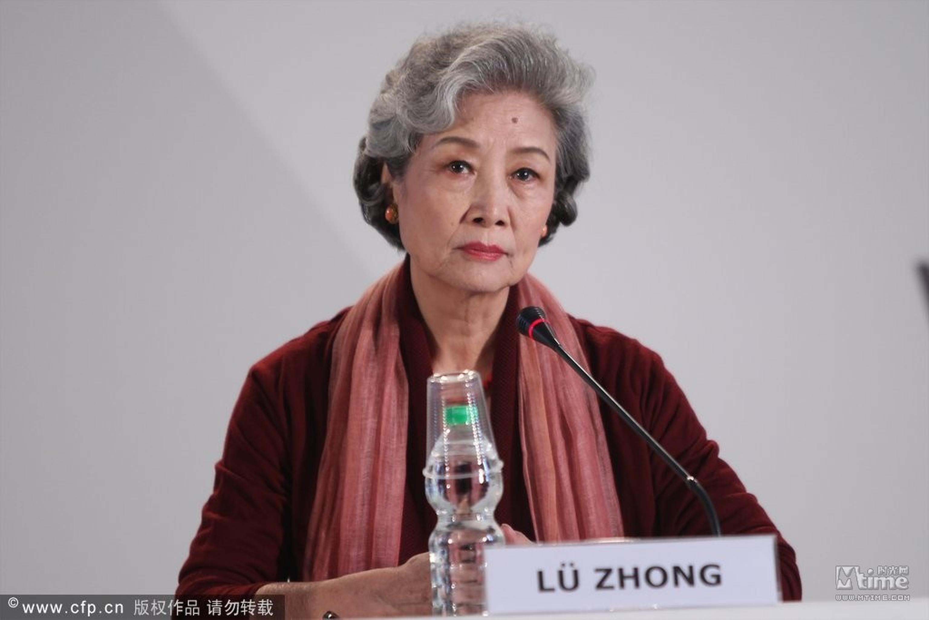 吕中认真聆听记者提问