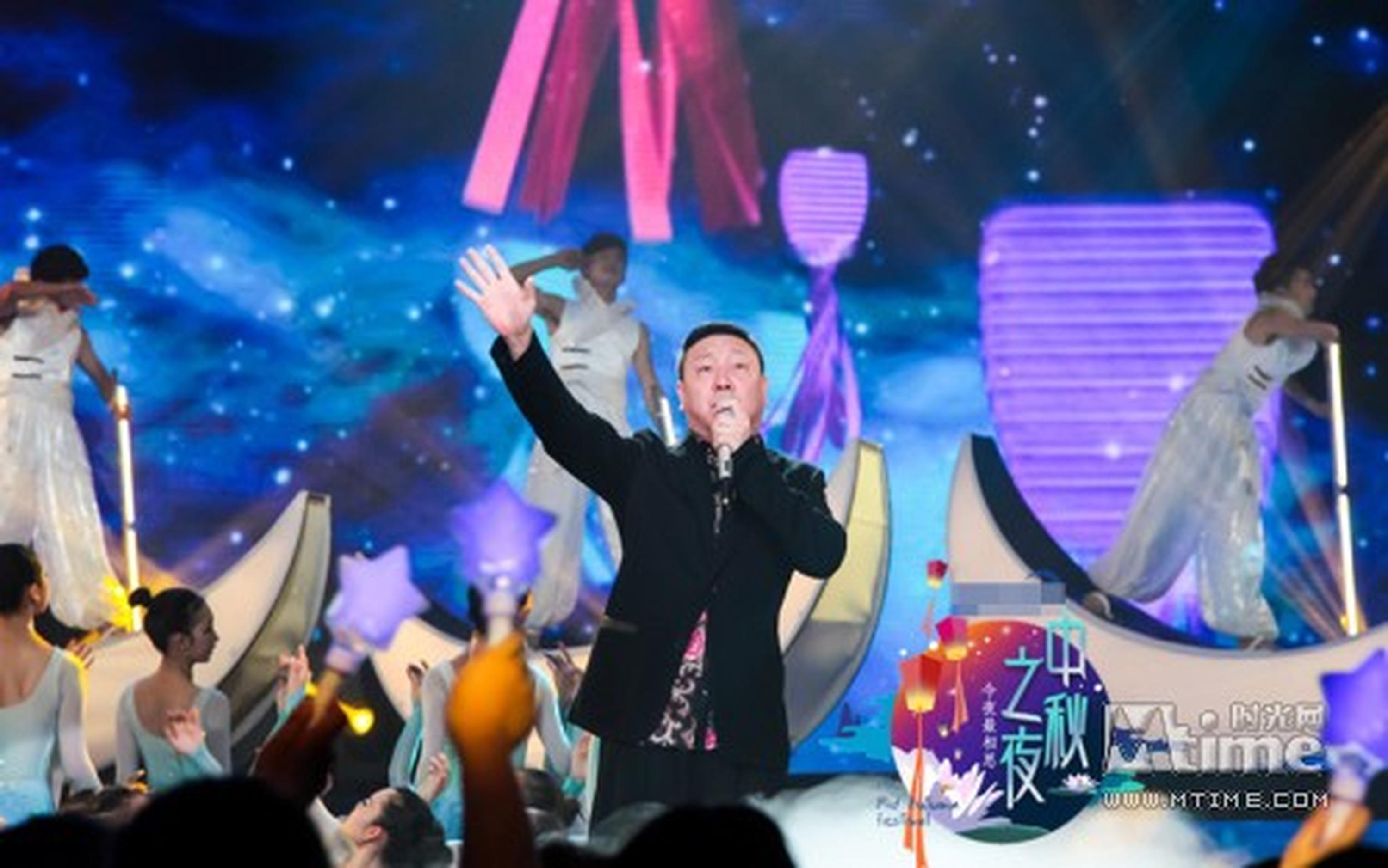韩磊热情献唱。
