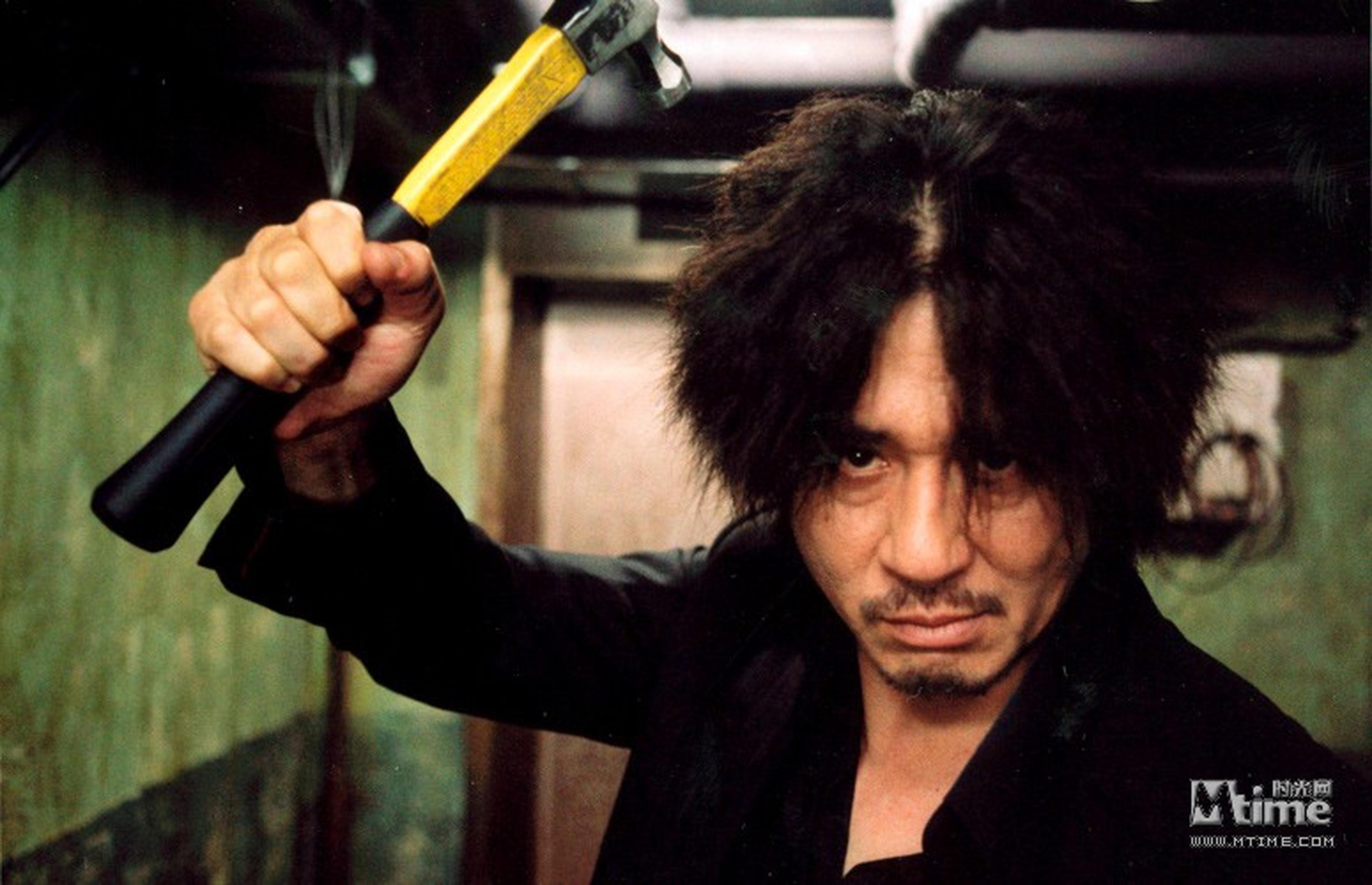 长廊打斗《老男孩》2003——这场长廊打斗的戏朴赞郁用了三天的时间来拍摄，中间换了17个镜头。这一幕可能不是最血腥暴力的，但绝对酷炫。