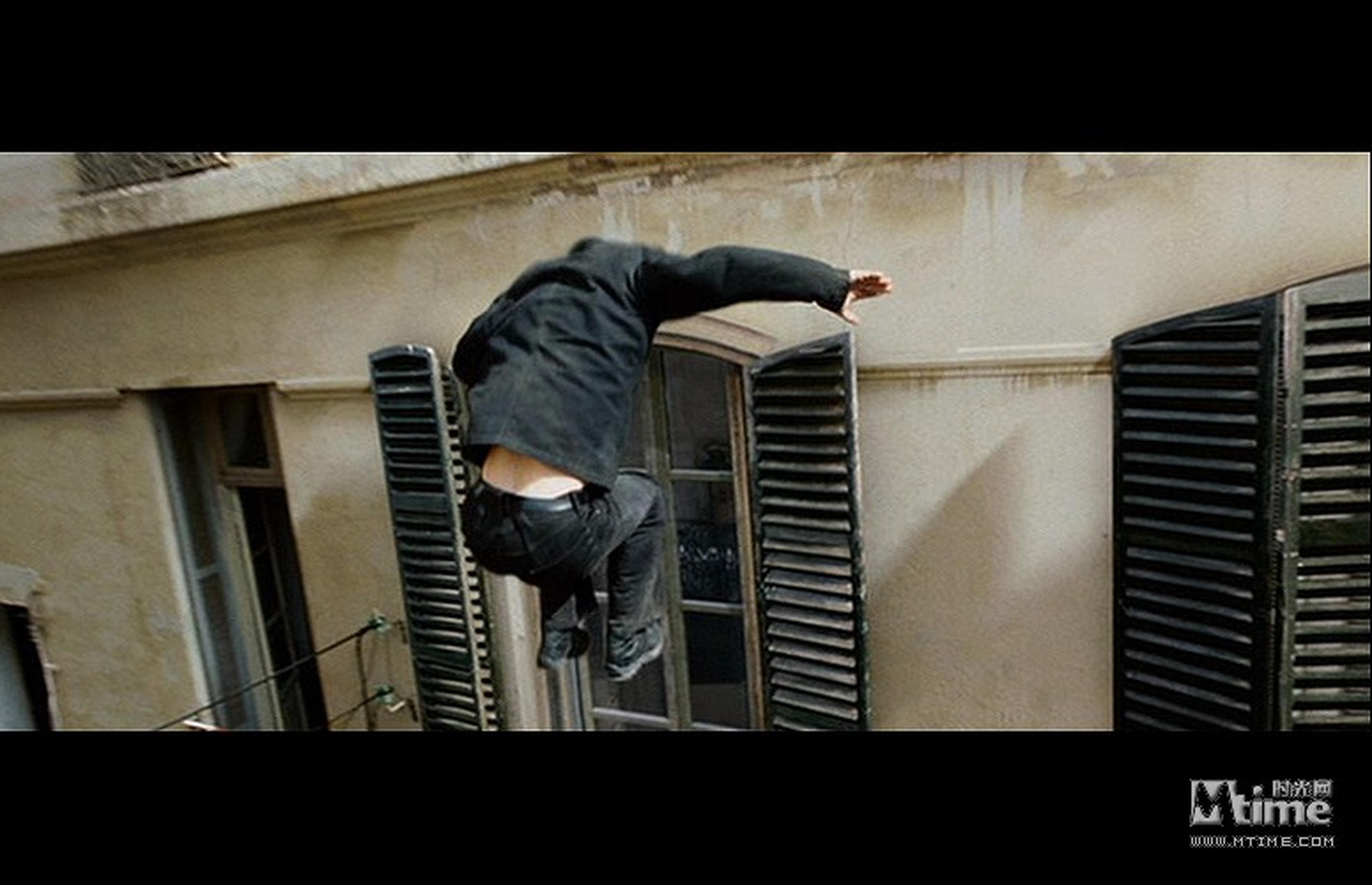 伯恩跳窗《谍影重重3》2007——伯恩破窗而入调到另一栋楼，这样的场景在动作片中司空见惯，但这个画面之所以入选，是因为摄影以近的不可思议的角度紧贴着伯恩，似乎跟他一起完成了这次跳跃。