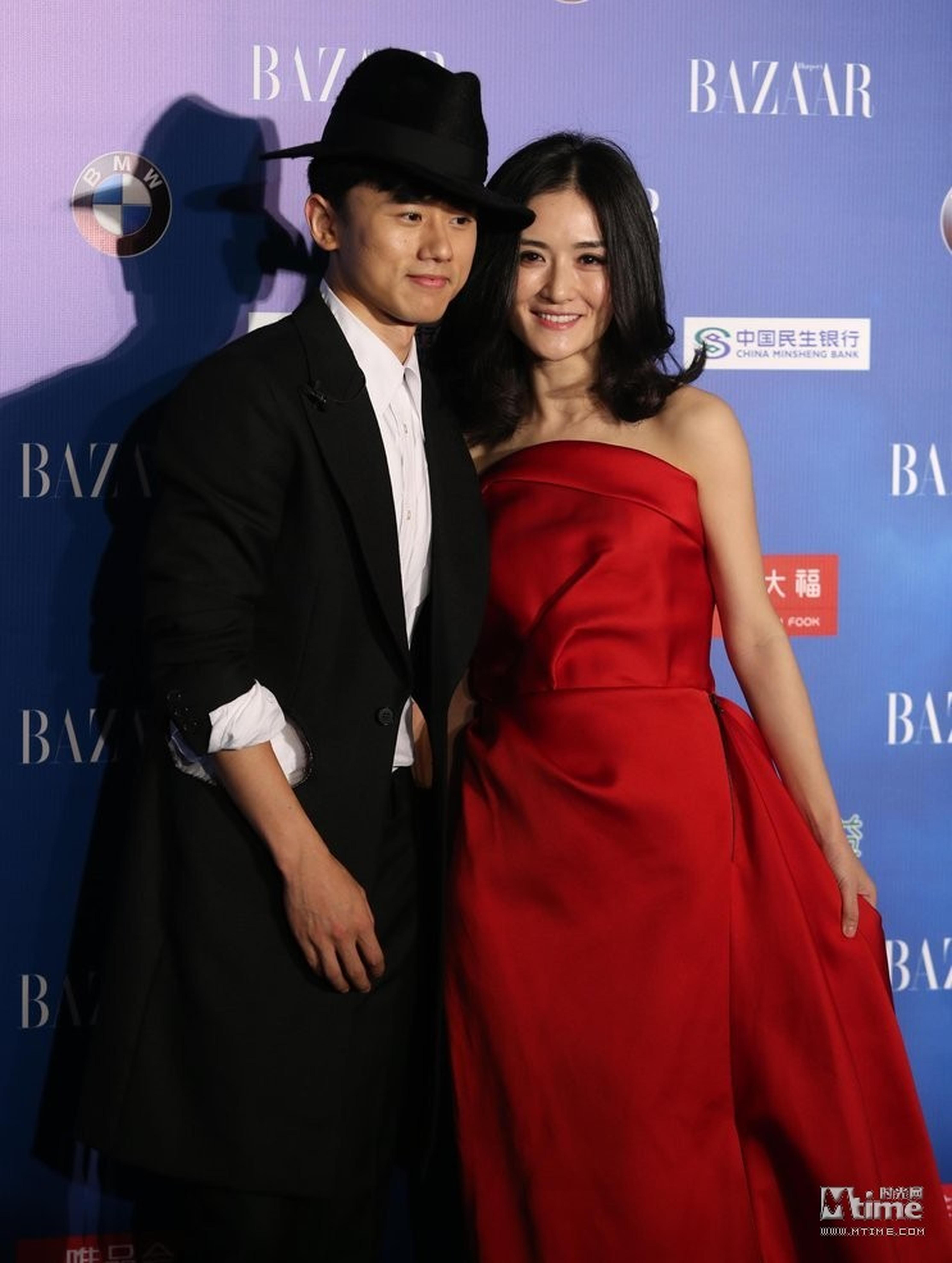 谢娜&张杰，年龄差：1岁半。从穿衣品味到圈中人缘，坡姐和闰土都是很相配的。