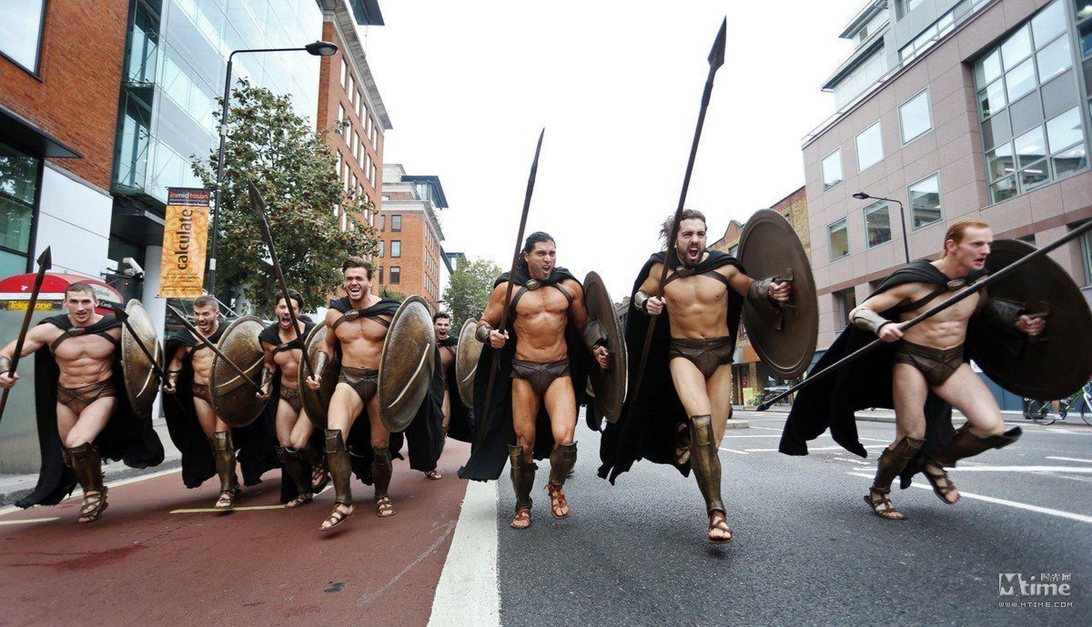 肌肉男半裸狂奔，把路人吓得够呛。