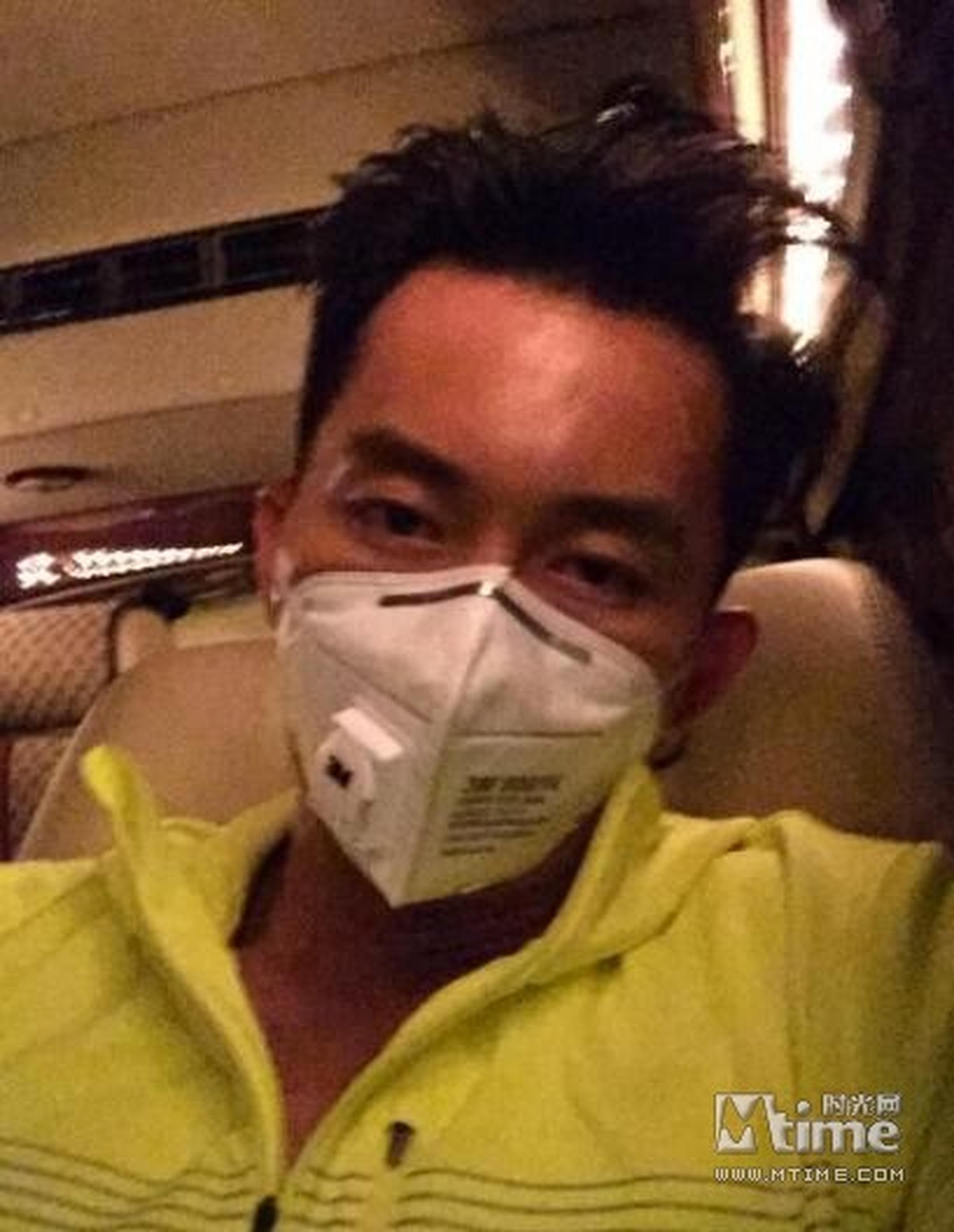 李晨戴着防尘口罩，面色憔悴。