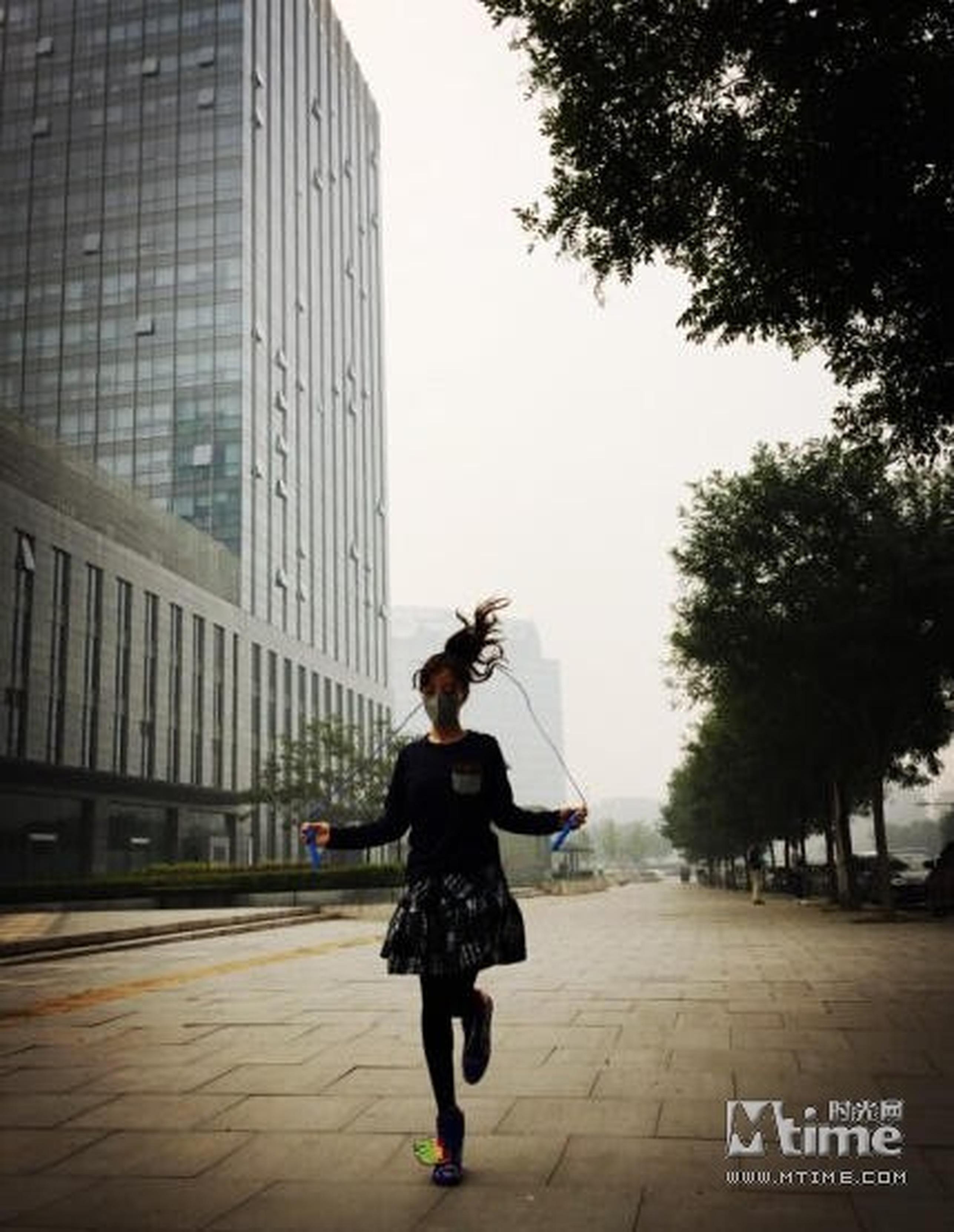 李小璐表示“雾霾天，拍外景，真的是醉了。”