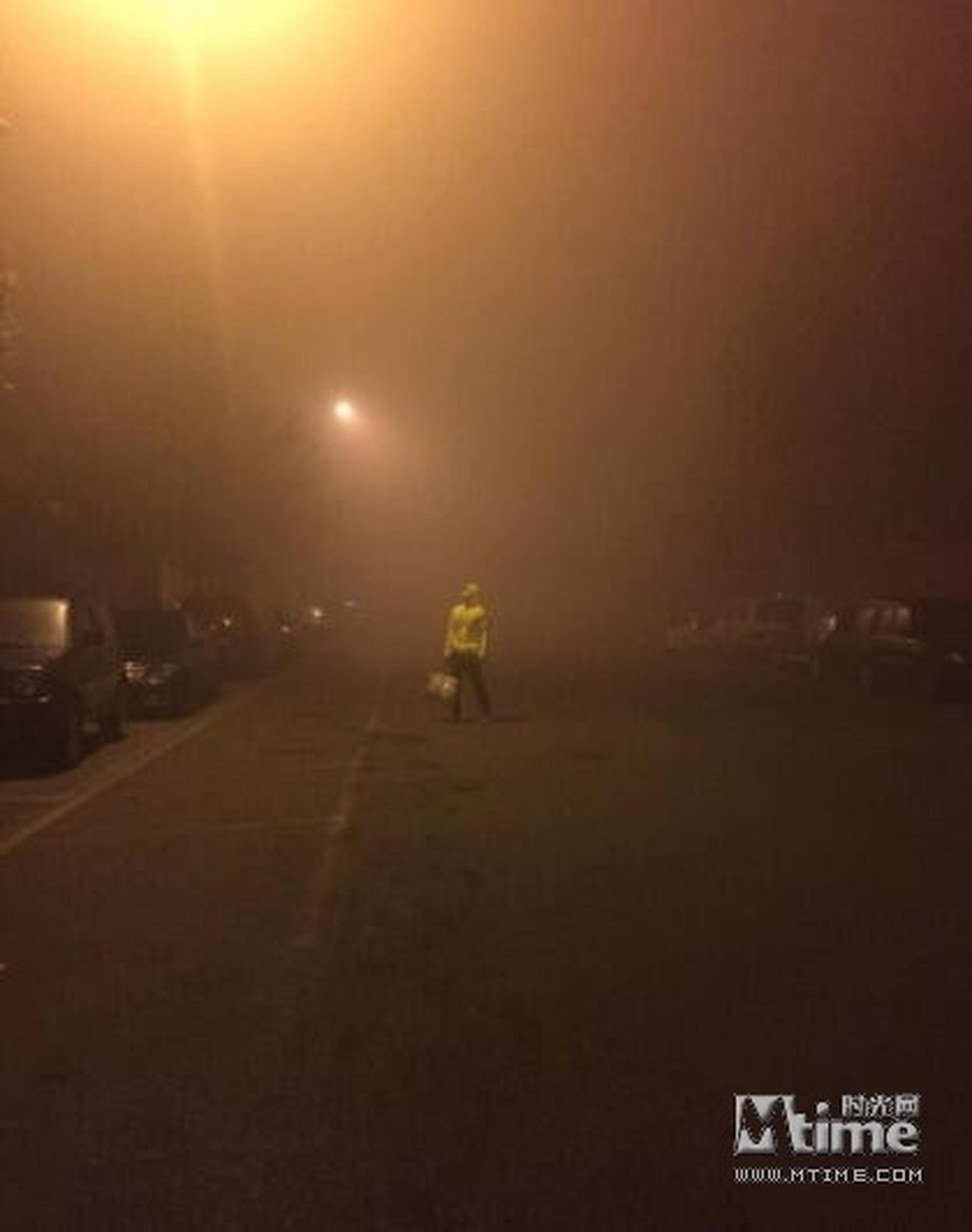 雾霾中的李晨若隐若现。