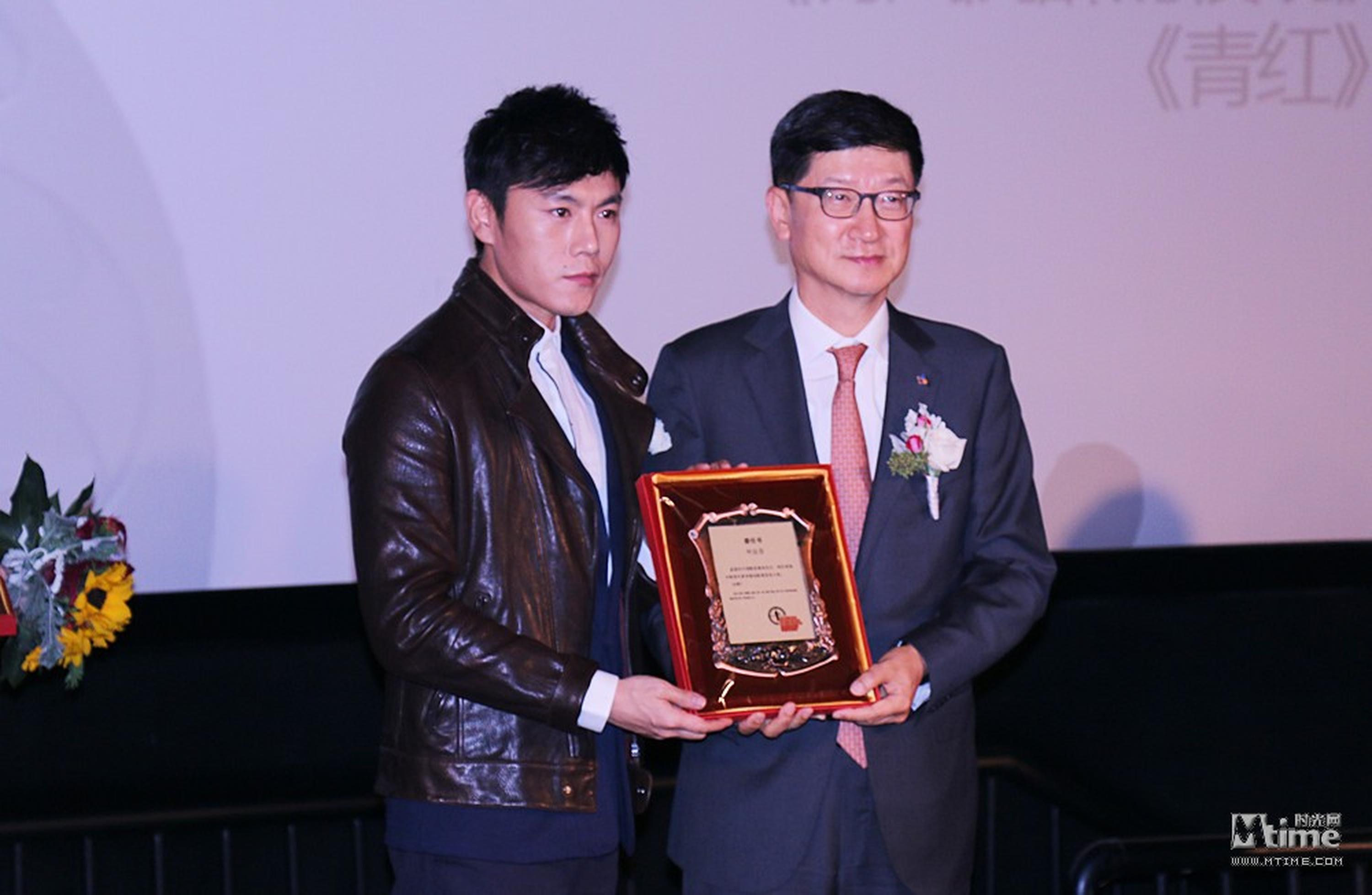 秦昊获颁宣传大使委任状