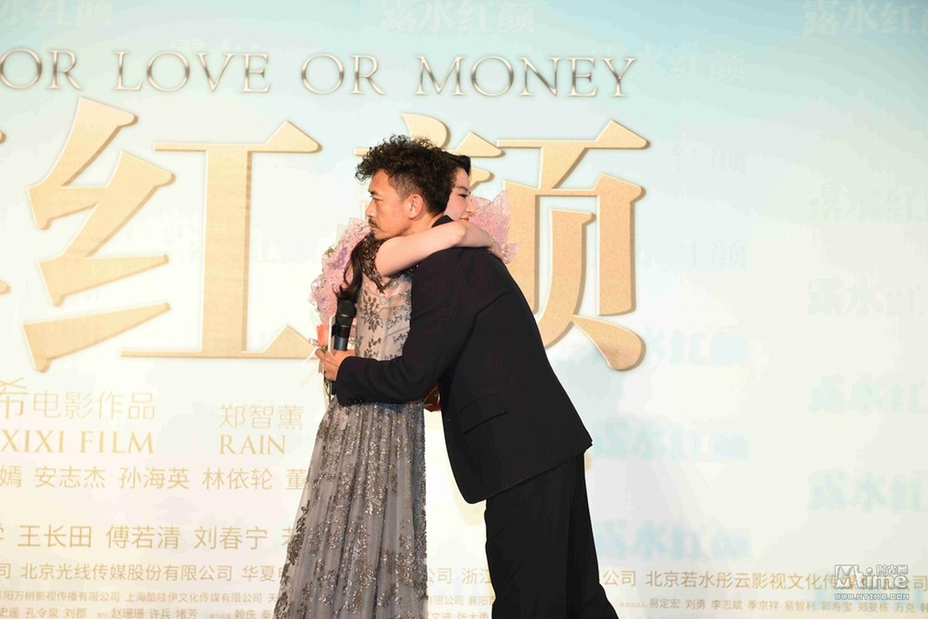 刘亦菲与王学兵拥抱。