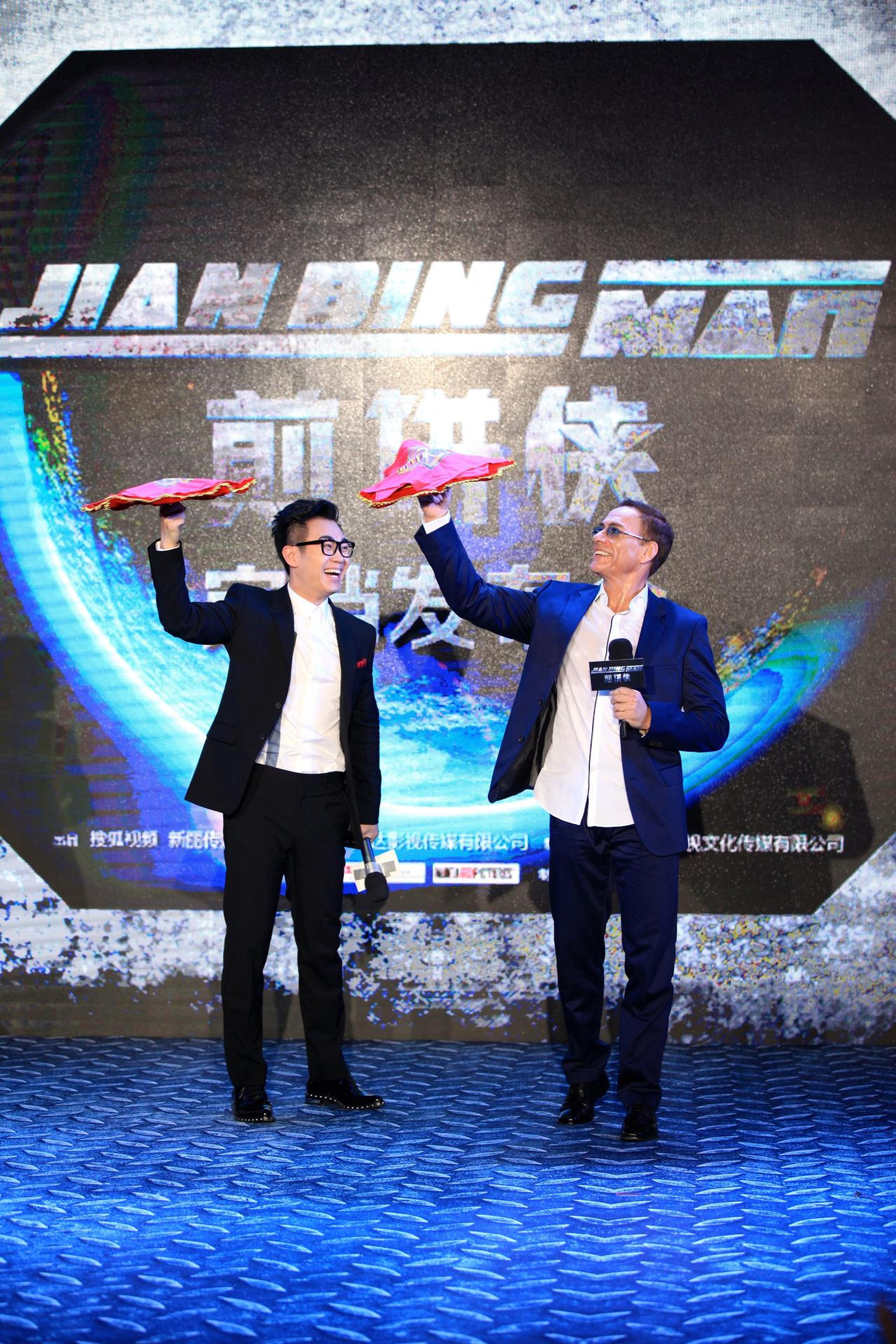 两人共舞手绢