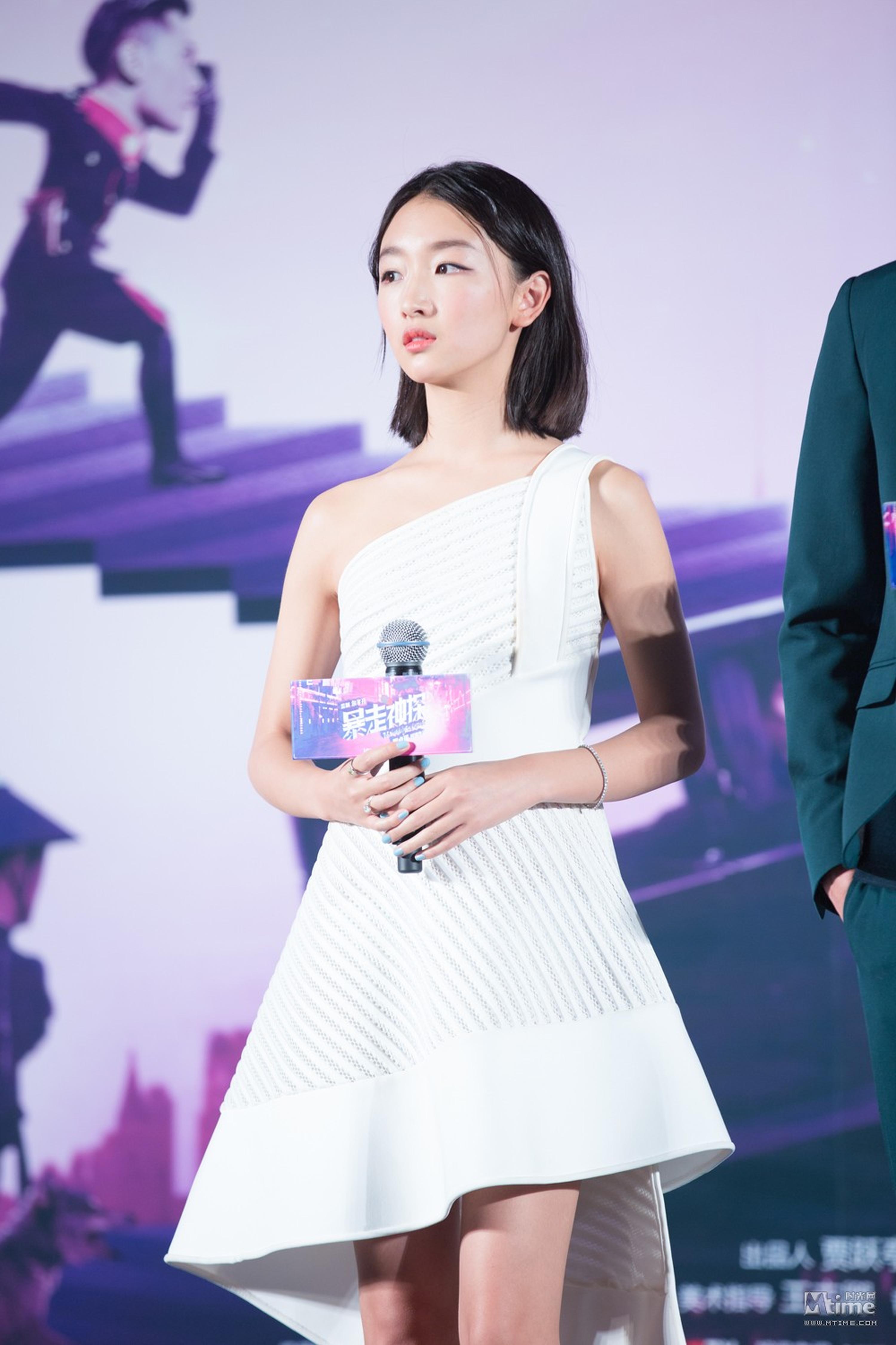 周冬雨在戏中饰演一位盲女。