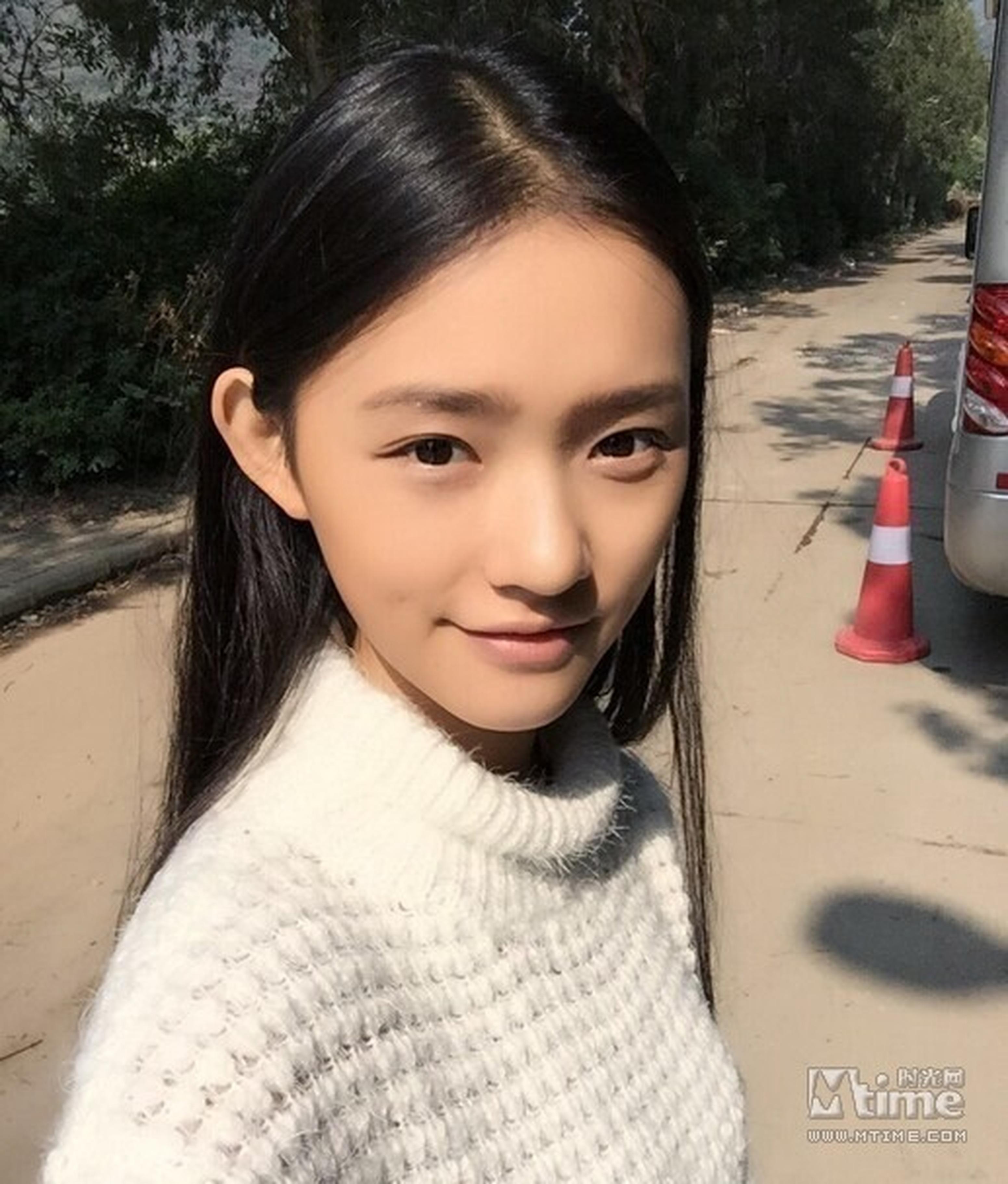 新任“星女郎”林允生活照曝光。