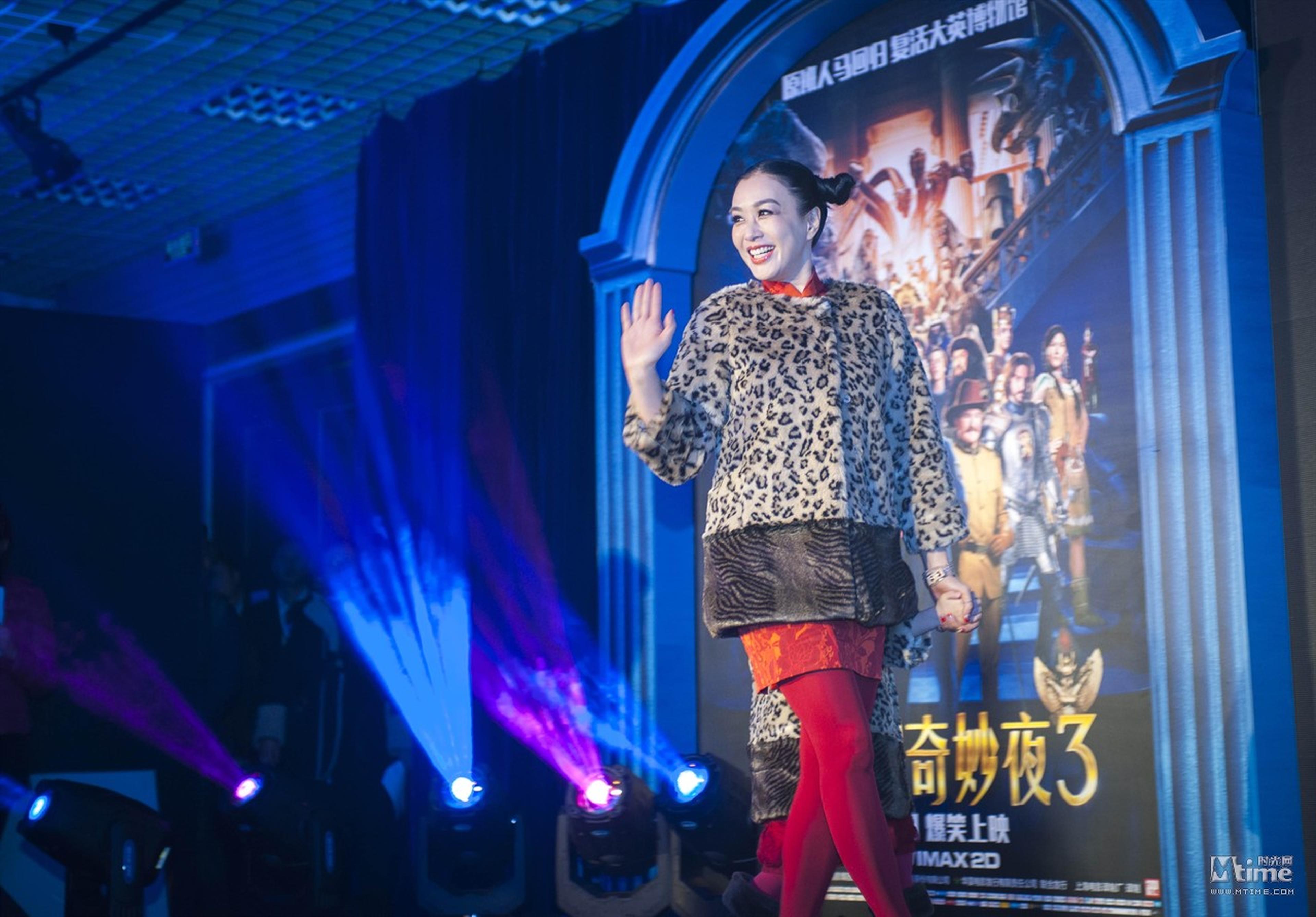 钟丽缇满面笑容的带女儿登上舞台